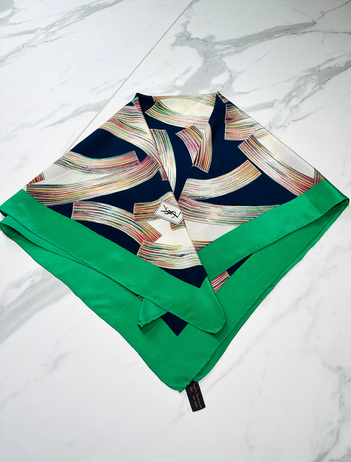 Grand foulard Yves Saint Laurent en soie verte et bleu marine avec motif abstrait vintage authentique