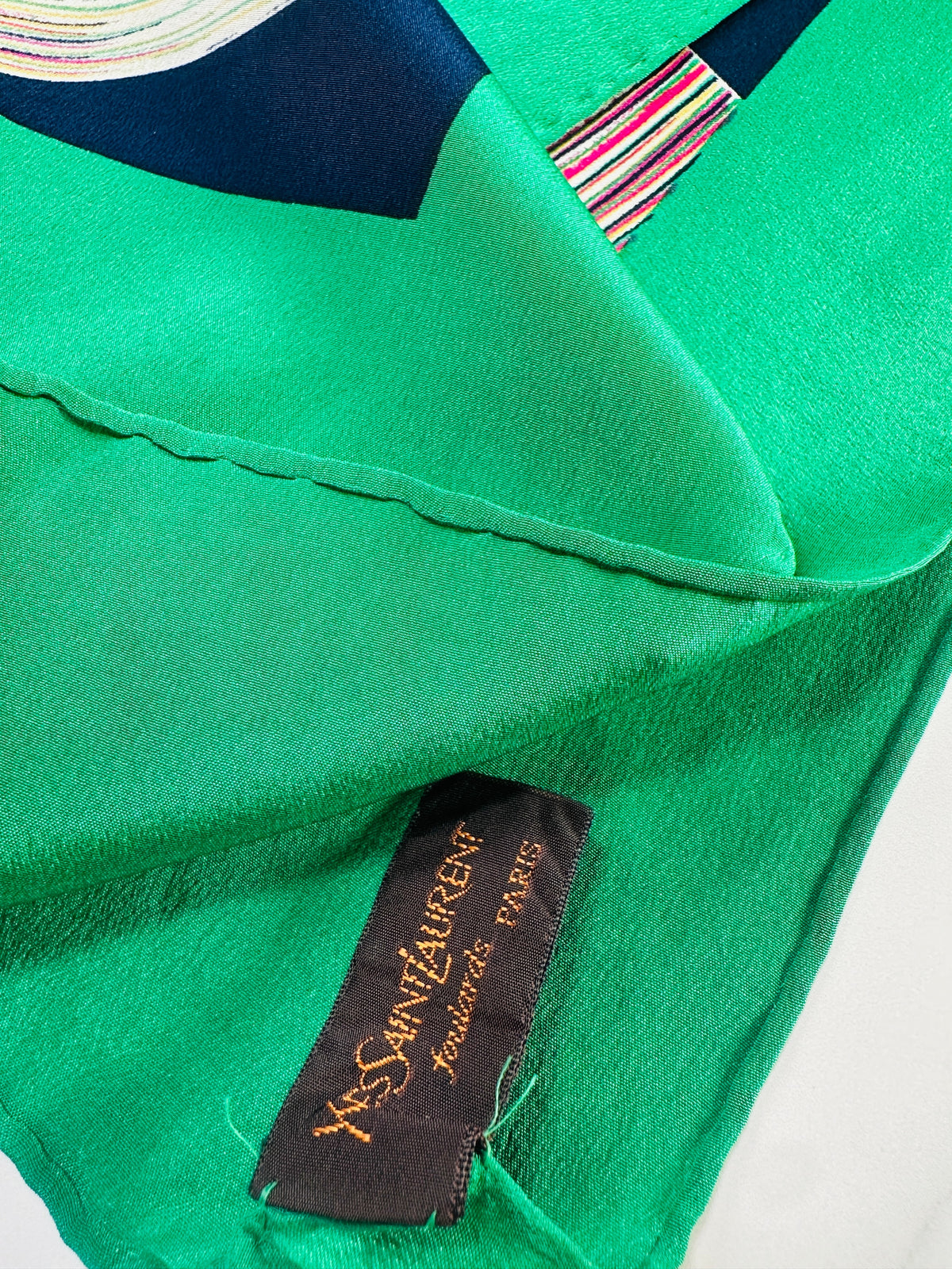 Grand foulard Yves Saint Laurent en soie verte et bleu marine avec motif abstrait vintage authentique