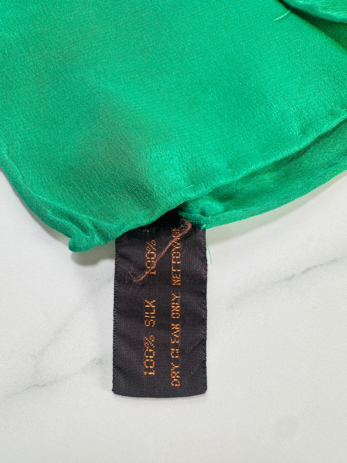 Grand foulard Yves Saint Laurent en soie verte et bleu marine avec motif abstrait vintage authentique
