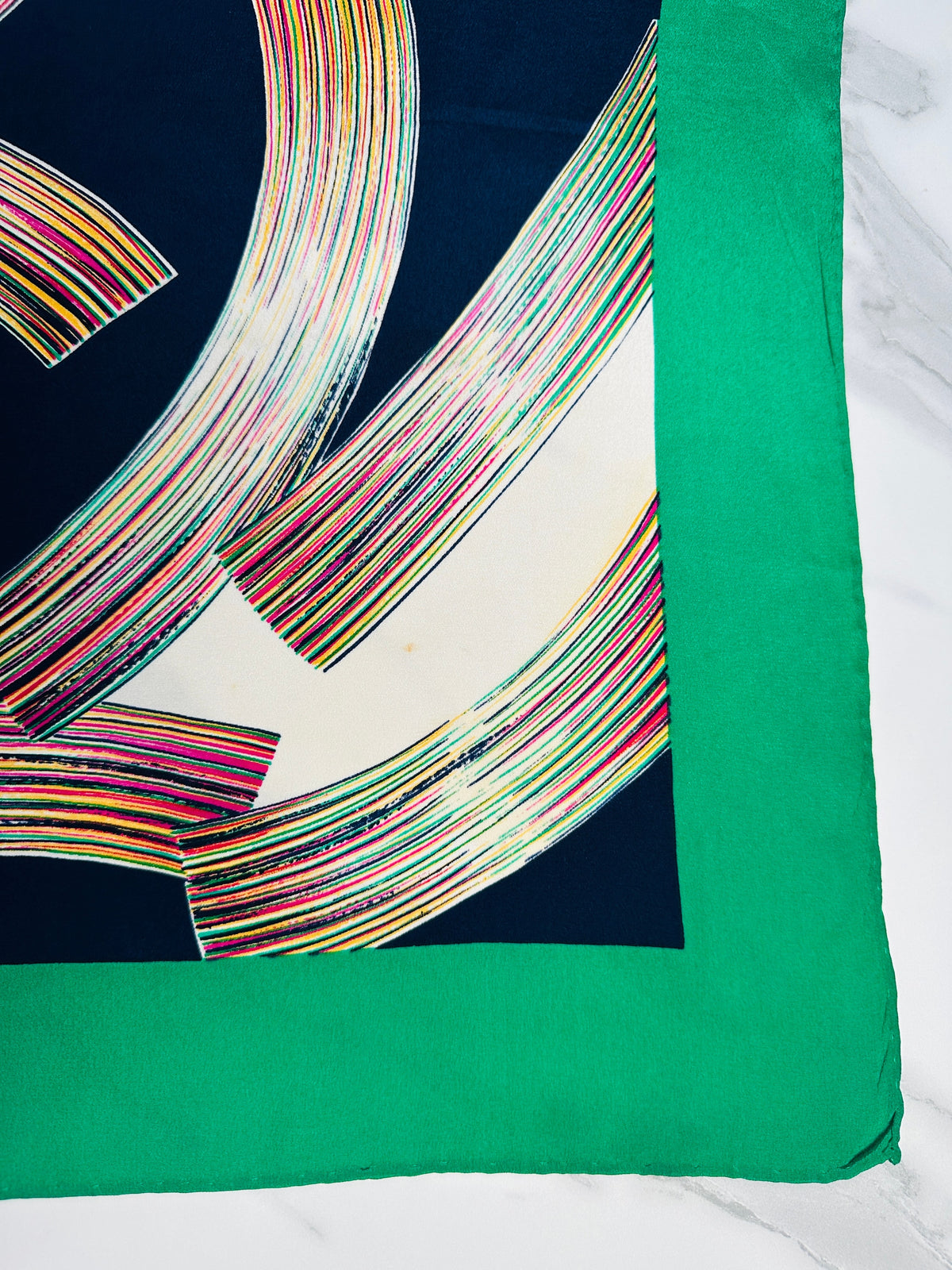 Grand foulard Yves Saint Laurent en soie verte et bleu marine avec motif abstrait vintage authentique