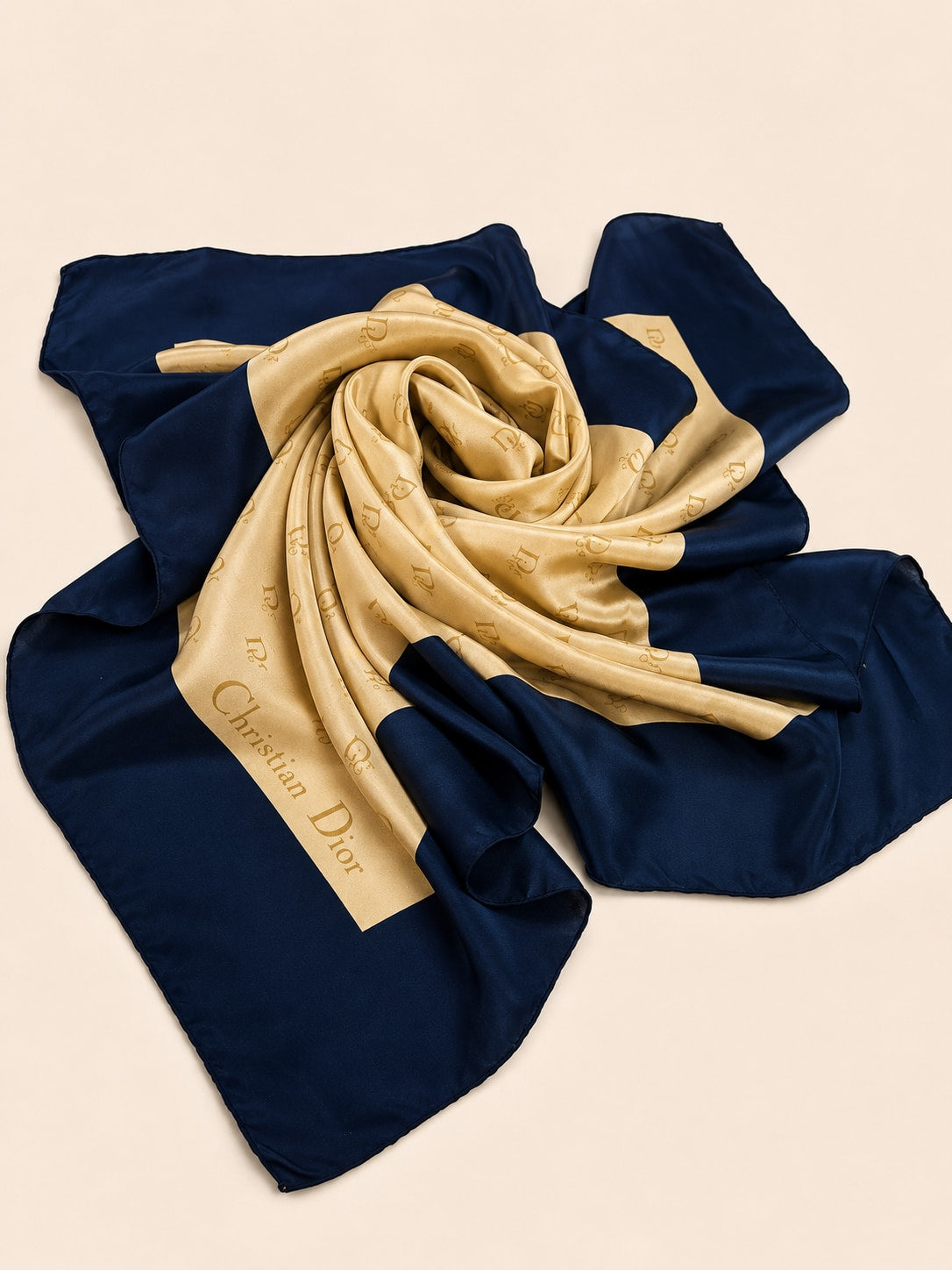 Foulard Christian Dior en Crêpe de Soie Bleu Marine et Beige avec Motif Logo Vintage Authentique