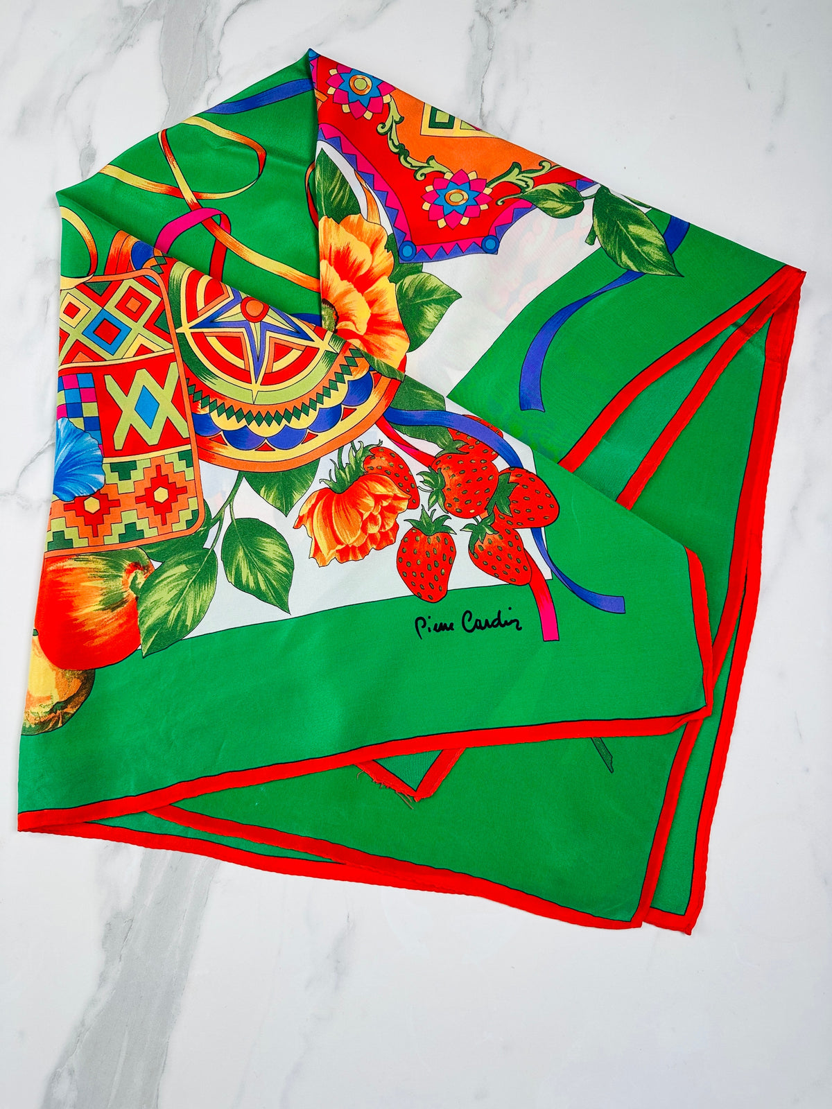 Grand carré Pierre Cardin en soie vert et rouge motif floral vintage authentique