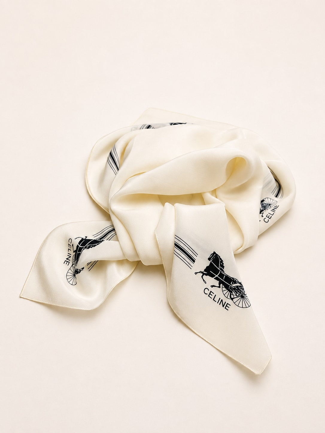 Foulard Céline Vintage Authentique en Crêpe de Soie Crème et Noir avec Motif Équestre