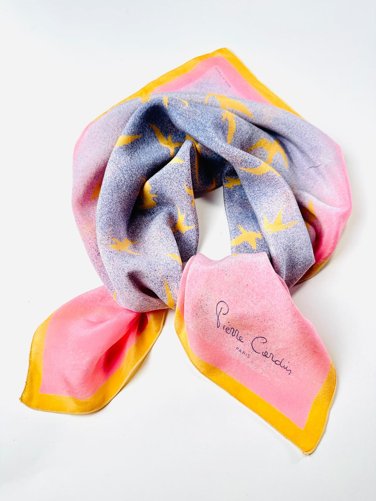 Carré Pierre Cardin en soie rose et jaune motif oiseaux vintage authentique