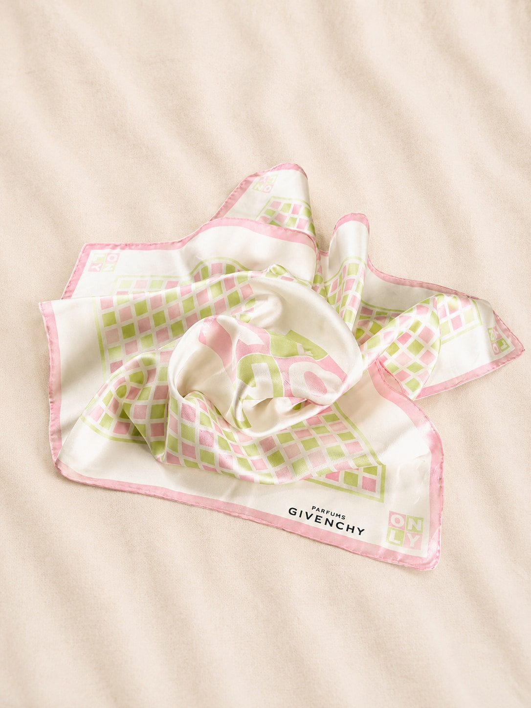 Foulard en soie géométrique blanc et rose Givenchy vintage authentique