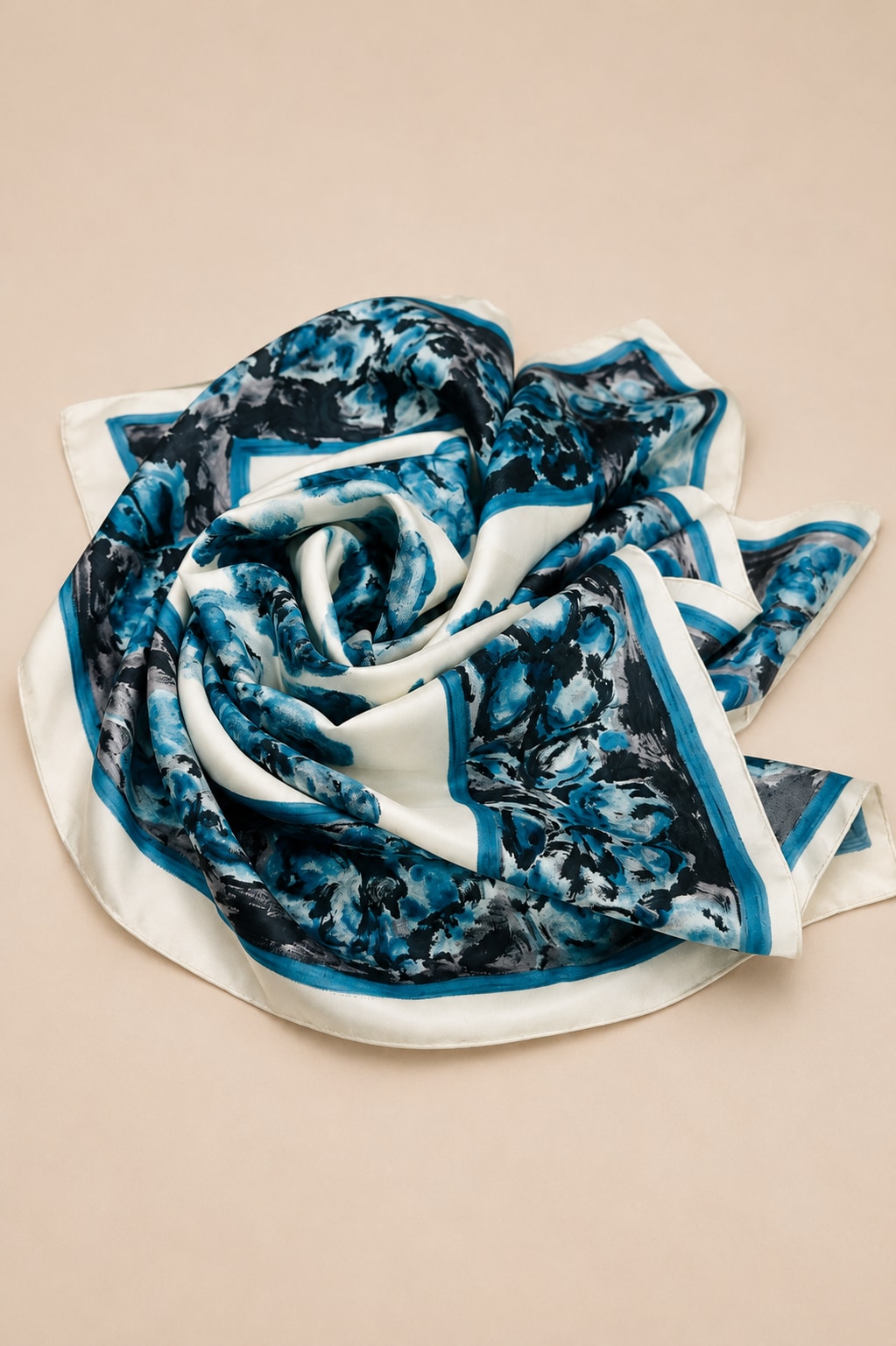 Carré Pierre Balmain en soie ivoire et bleu motif floral vintage authentique