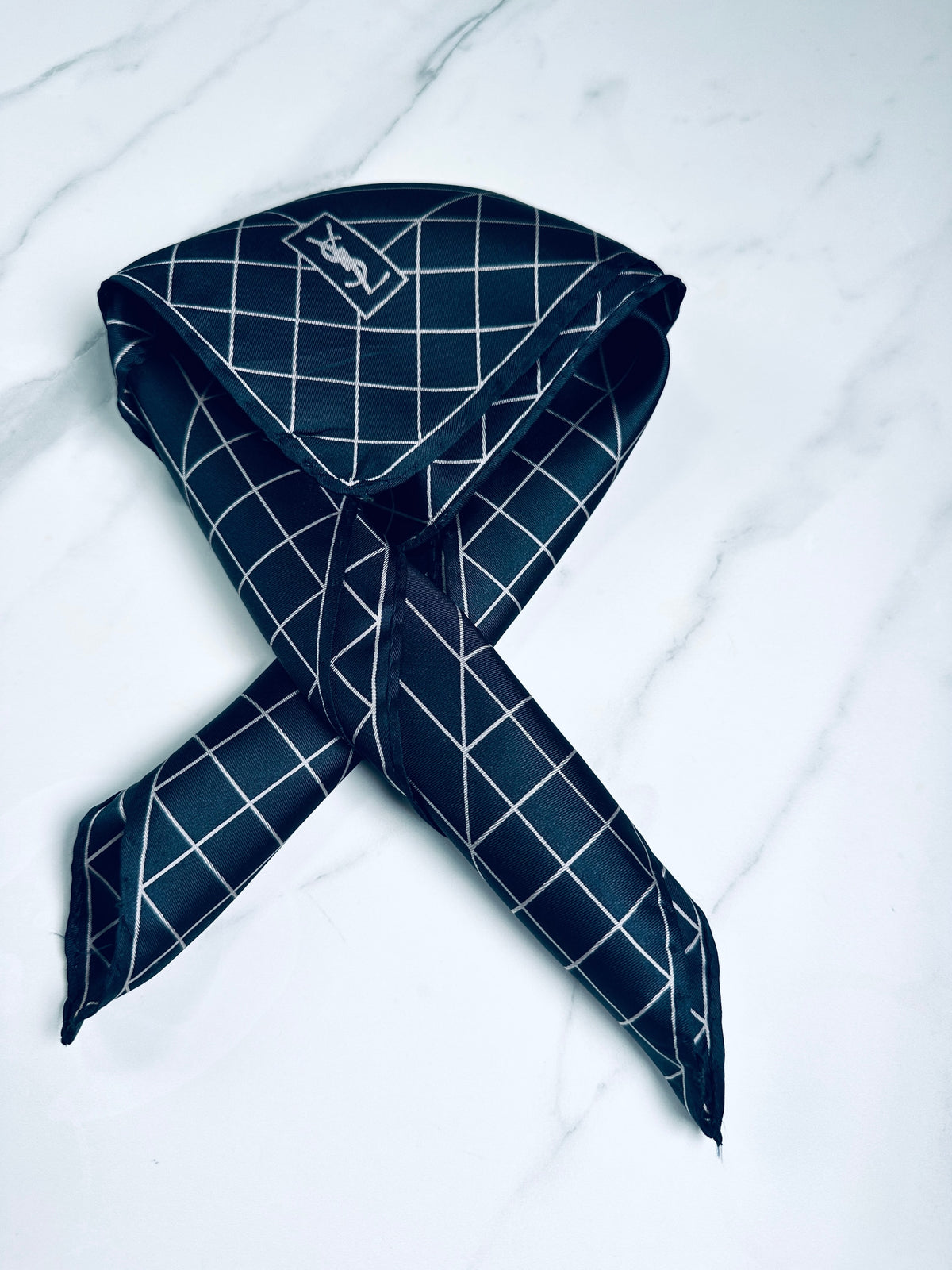 Petit carré Yves Saint Laurent en soie noir et blanc motif géométrique vintage authentique