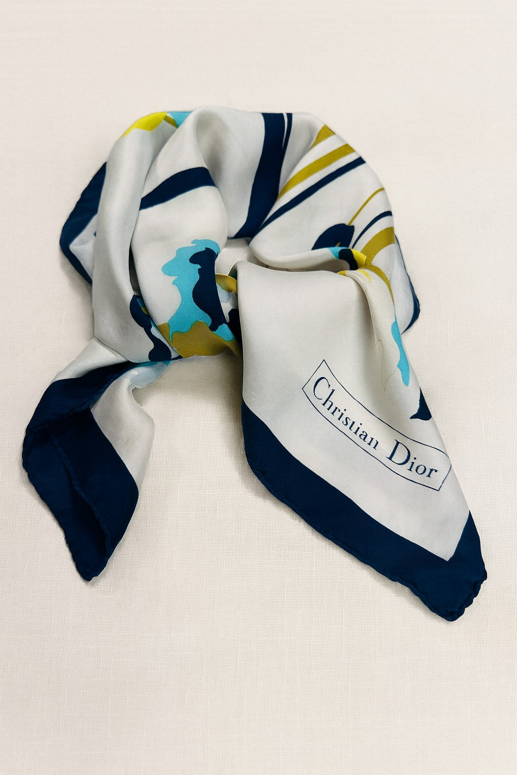 Carré Christian Dior en soie crème et marine motif floral vintage authentique