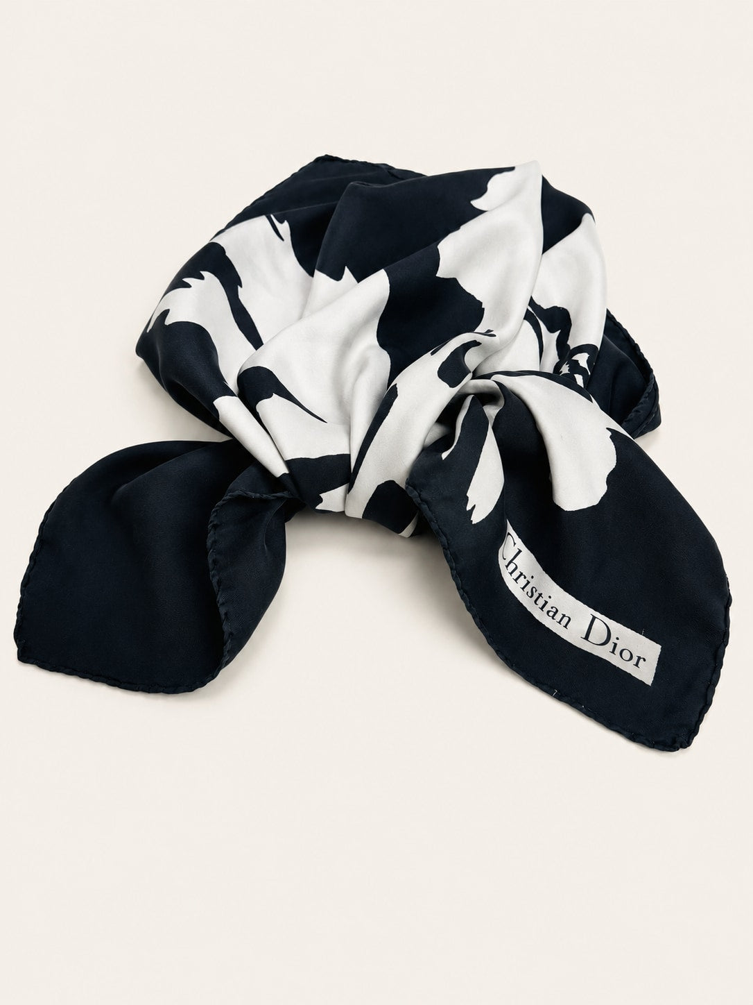 Foulard en soie satinée à motif floral noir et blanc Christian Dior vintage authentique