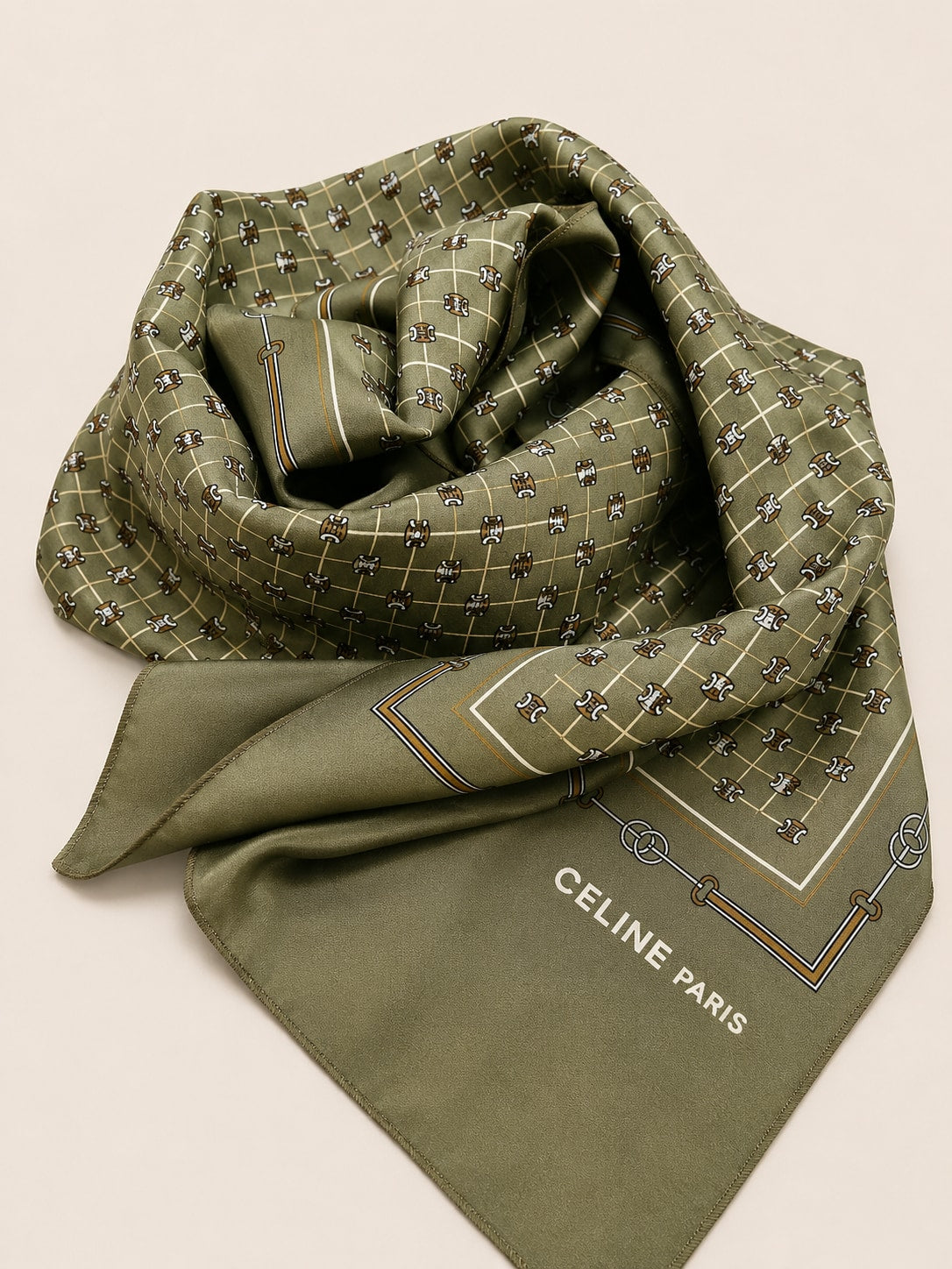 Foulard Celine en crêpe de soie vert olive et marron motif équestre vintage authentique
