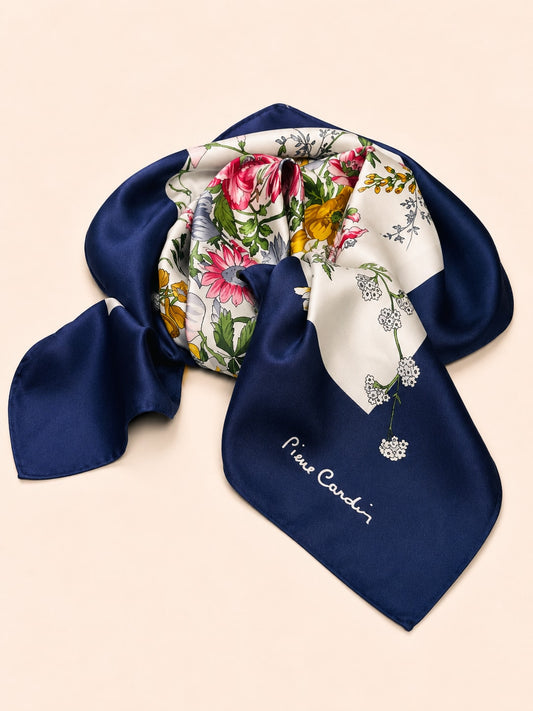 Grand foulard en soie Pierre Cardin bleu marine et blanc avec motif floral vintage authentique