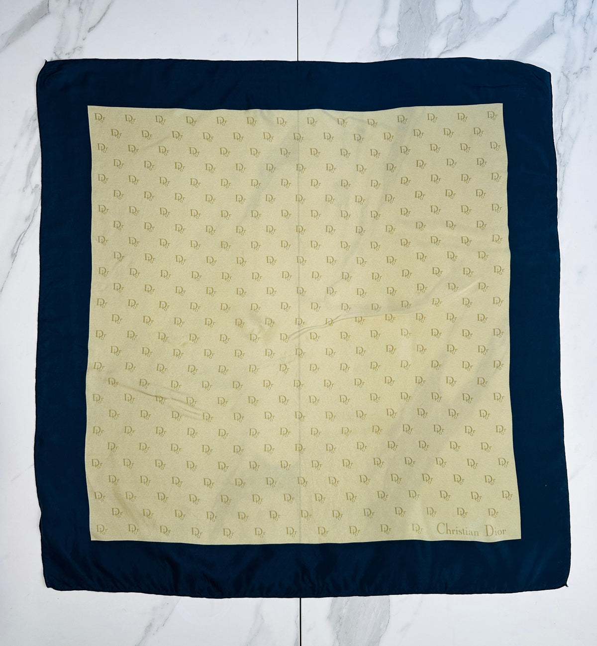 Foulard Christian Dior en Crêpe de Soie Bleu Marine et Beige avec Motif Logo Vintage Authentique