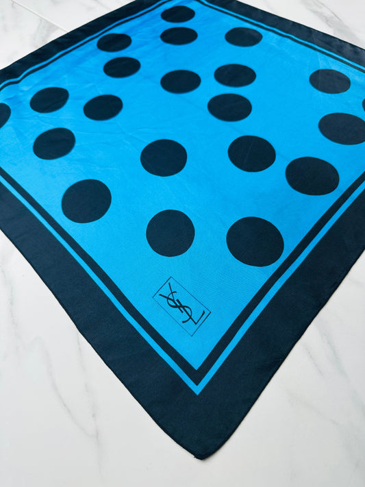 Petit foulard en soie Yves Saint Laurent bleu et noir avec motif à pois vintage authentique