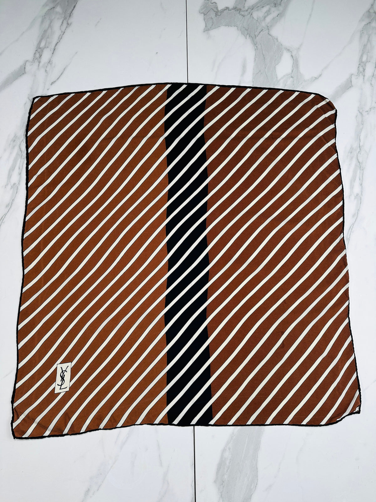 Foulard en soie vintage authentique Yves Saint Laurent marron et crème à motif rayé