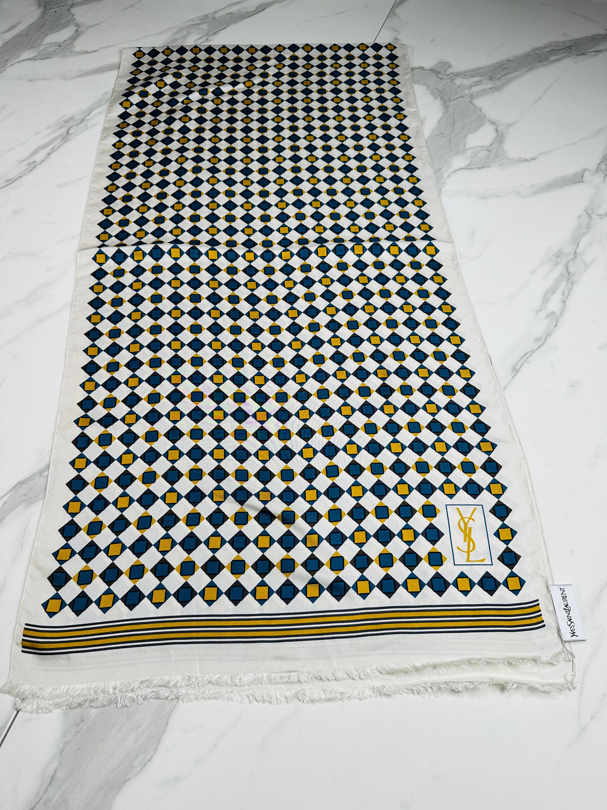 Foulard Yves Saint Laurent en soie ivoire et bleu motif géométrique vintage authentique