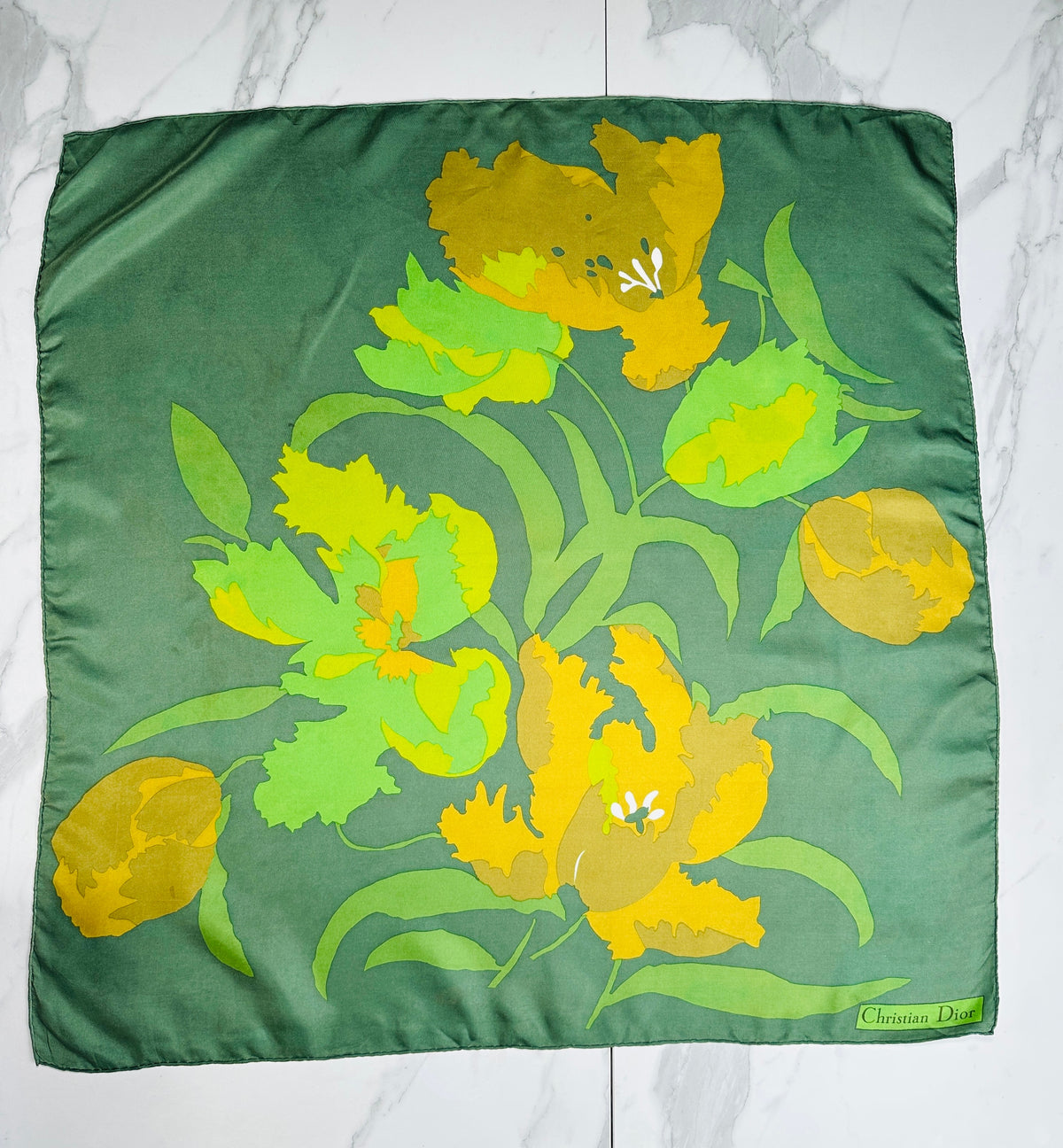 Carré Christian Dior en soie satinée vert et jaune motif floral vintage authentique