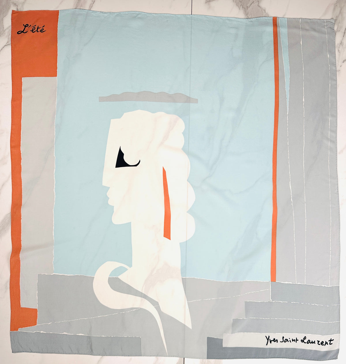 Carré Yves Saint Laurent en soie motif l'été vintage authentique