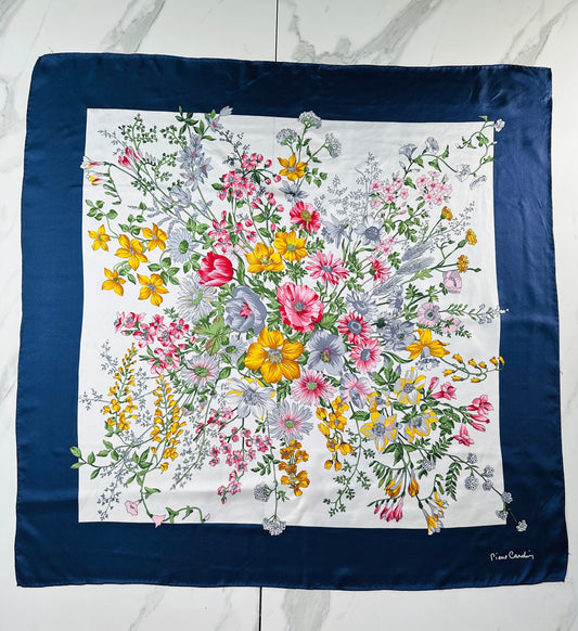 Grand foulard en soie Pierre Cardin bleu marine et blanc avec motif floral vintage authentique