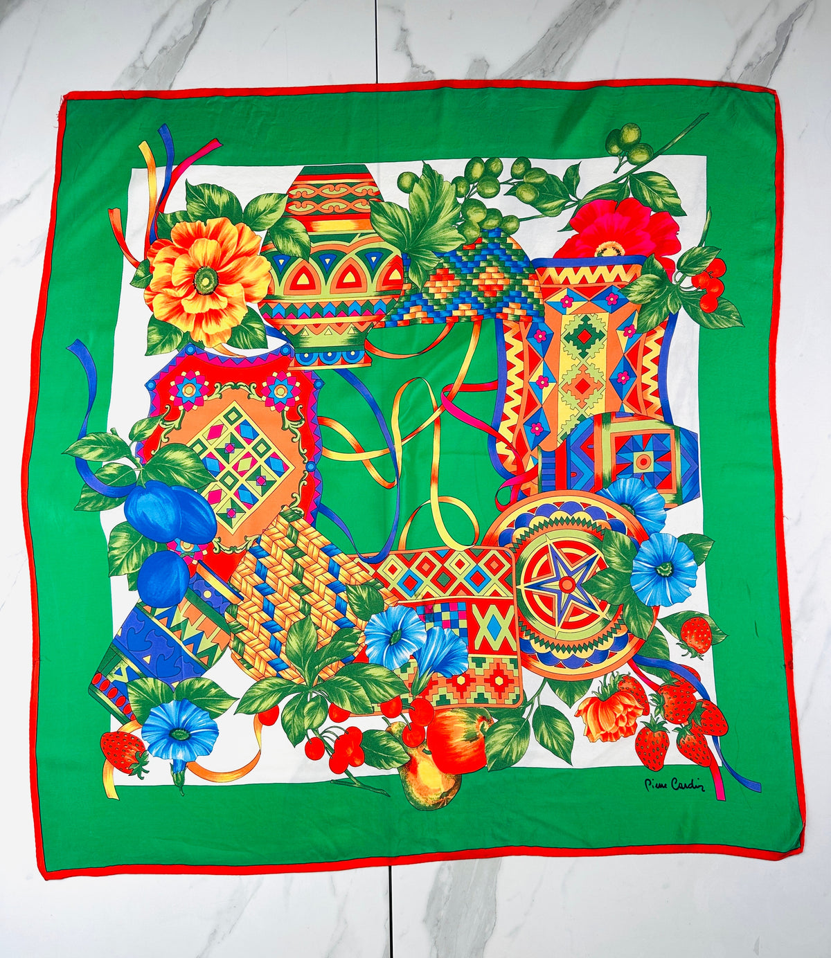 Grand carré Pierre Cardin en soie vert et rouge motif floral vintage authentique
