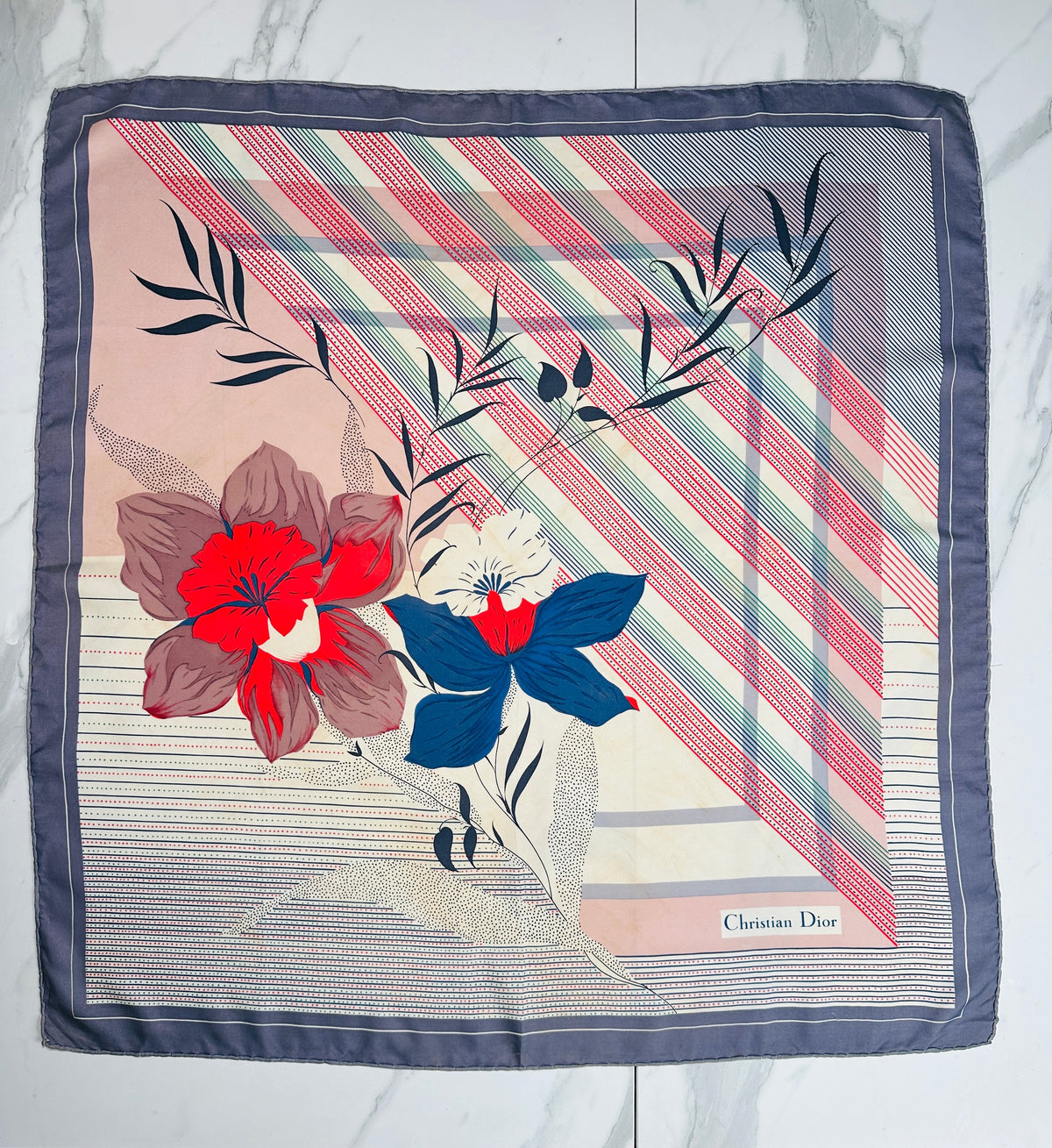 Carré Christian Dior en soie satinée bleu marine et rose motif floral vintage authentique