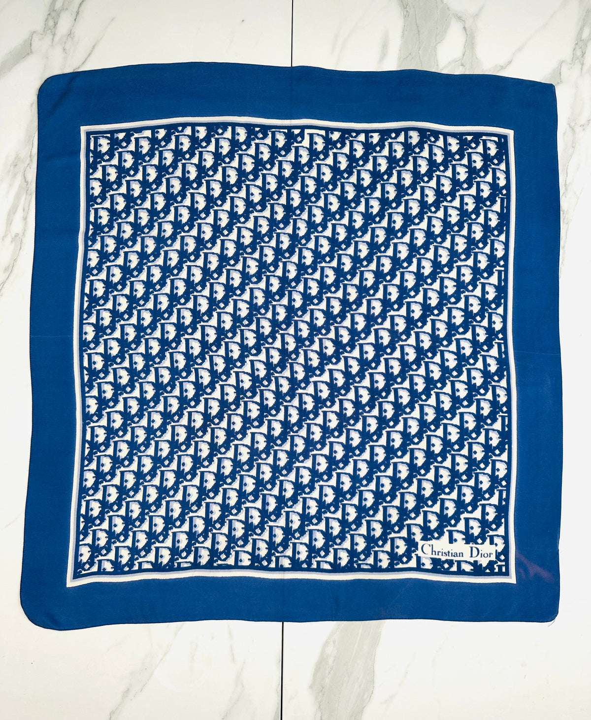 Foulard Vintage Authentique Christian Dior en Soie avec Motif Monogramme Bleu Marine et Blanc