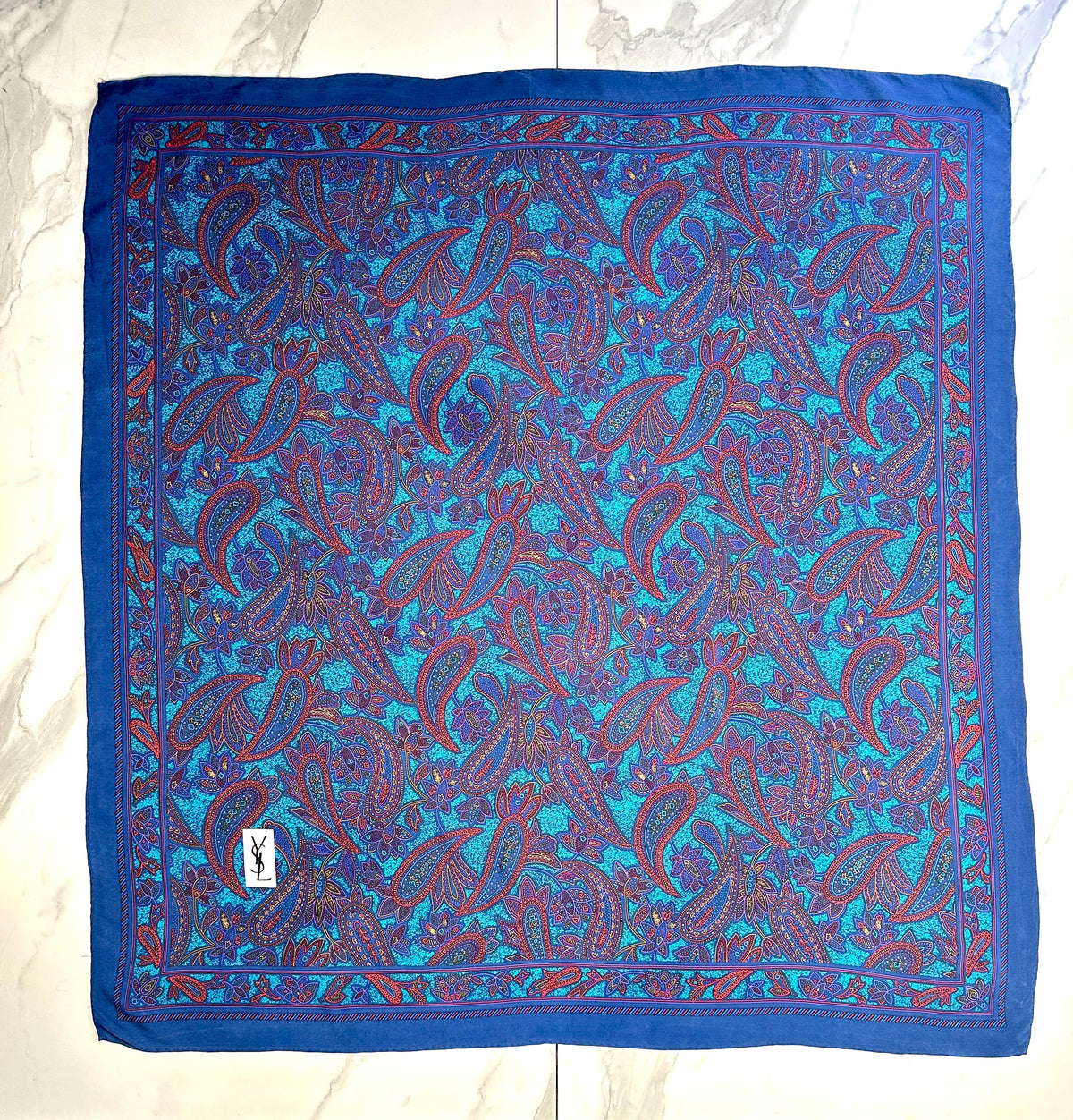 Carré Yves Saint Laurent en crêpe de soie bleu motif cachemire vintage authentique