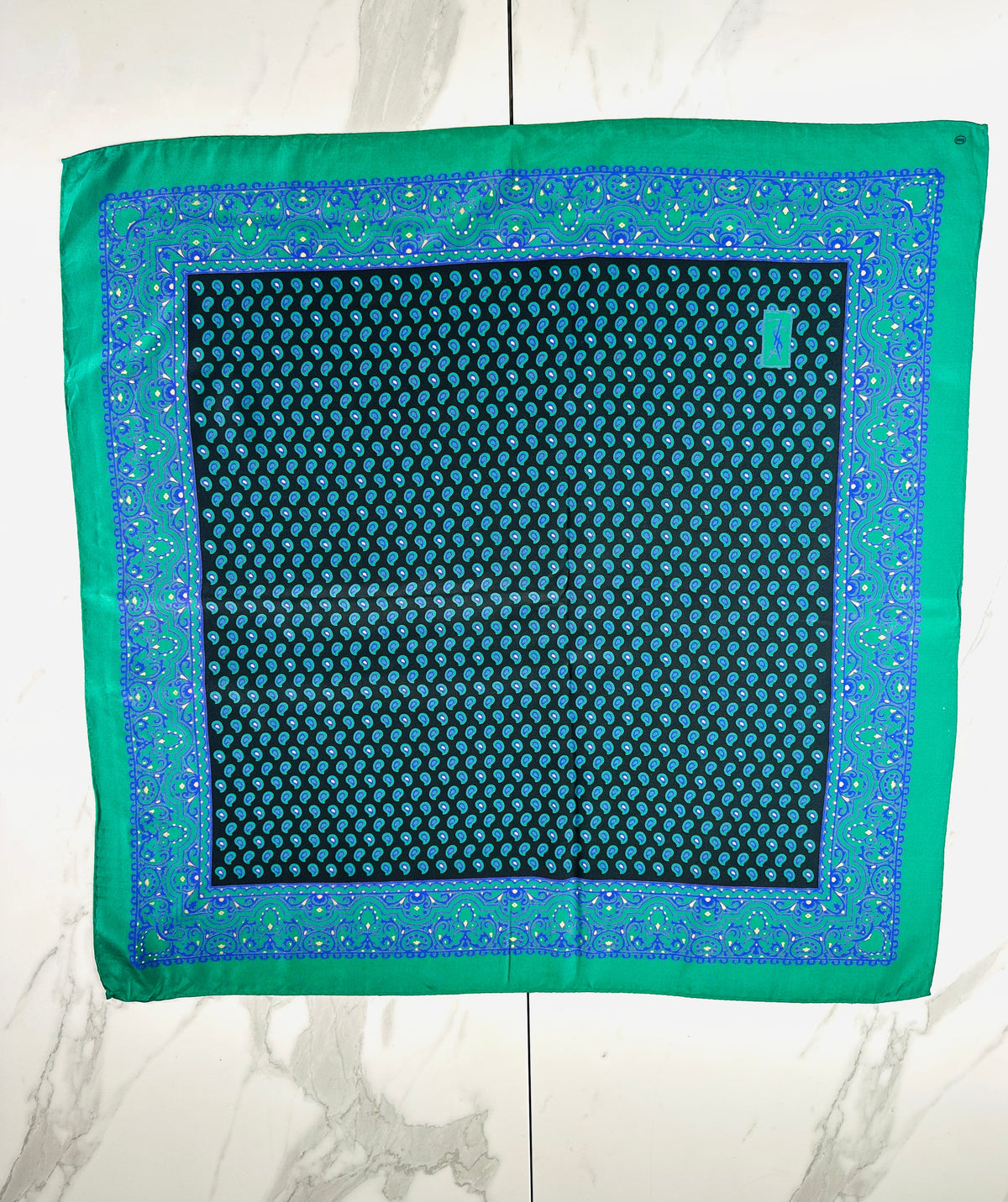 Foulard en soie vintage authentique Yves Saint Laurent vert et bleu à motif cachemire