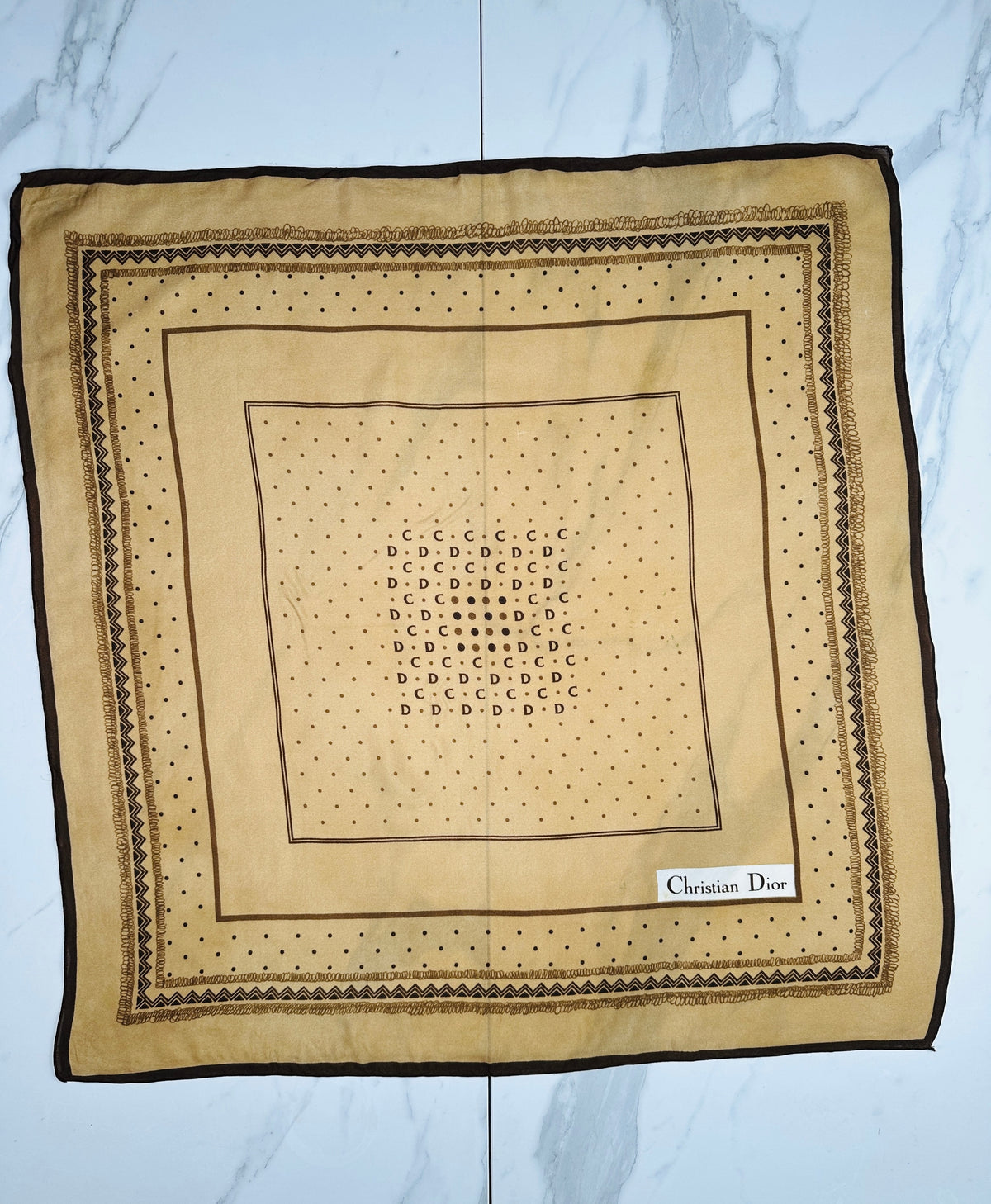 Foulard Vintage Authentique Christian Dior en Crêpe de Soie à Motif Géométrique Beige et Marron