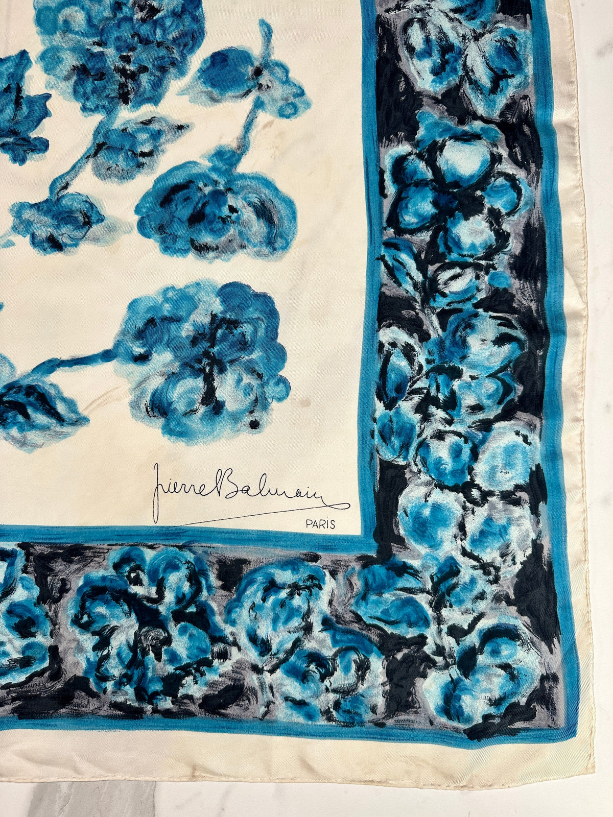 Carré Pierre Balmain en soie ivoire et bleu motif floral vintage authentique