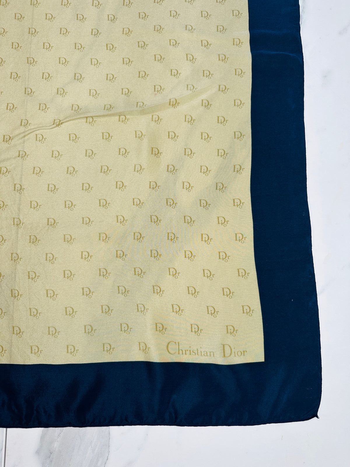 Foulard Christian Dior en Crêpe de Soie Bleu Marine et Beige avec Motif Logo Vintage Authentique
