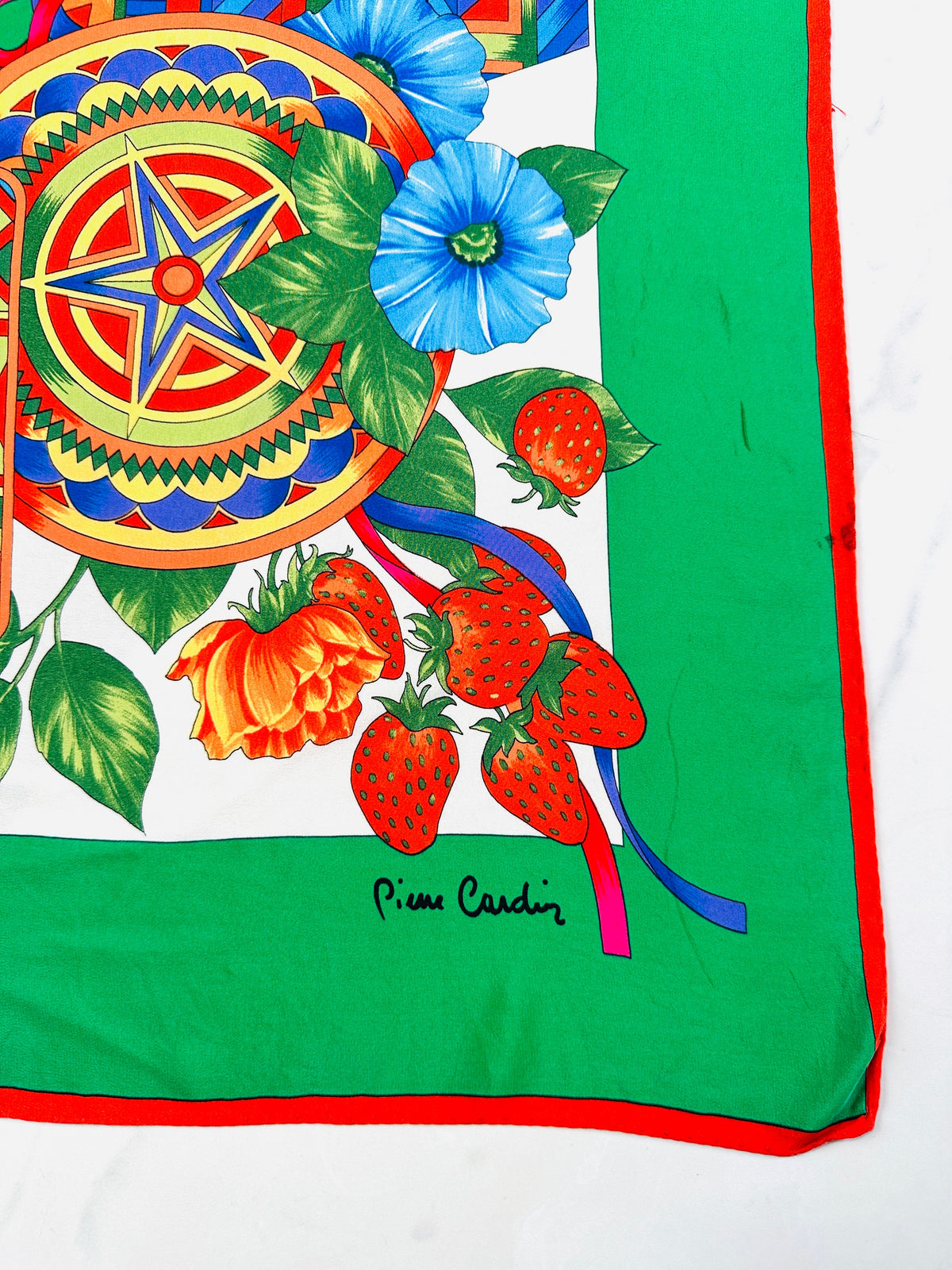 Grand carré Pierre Cardin en soie vert et rouge motif floral vintage authentique