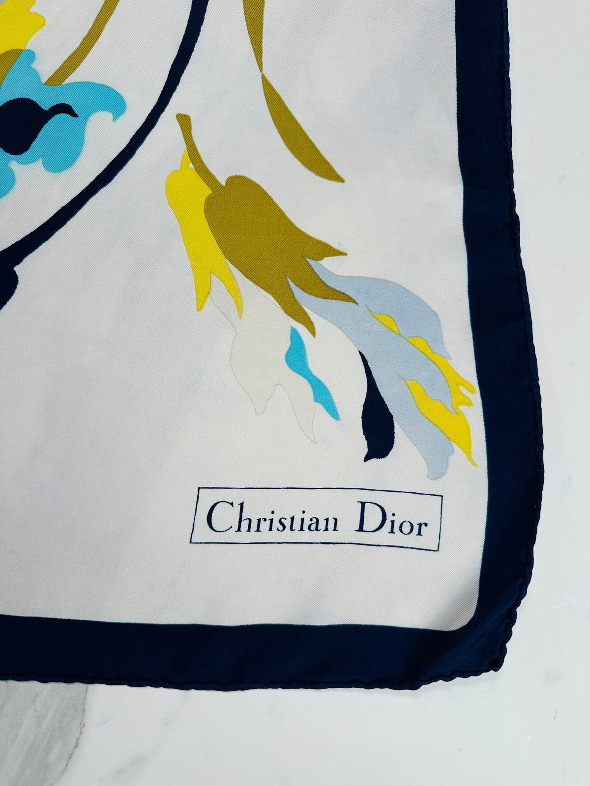 Carré Christian Dior en soie crème et marine motif floral vintage authentique