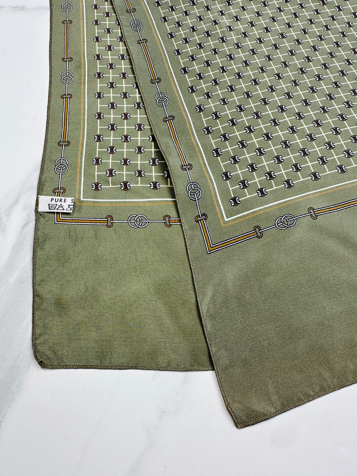 Foulard Celine en crêpe de soie vert olive et marron motif équestre vintage authentique