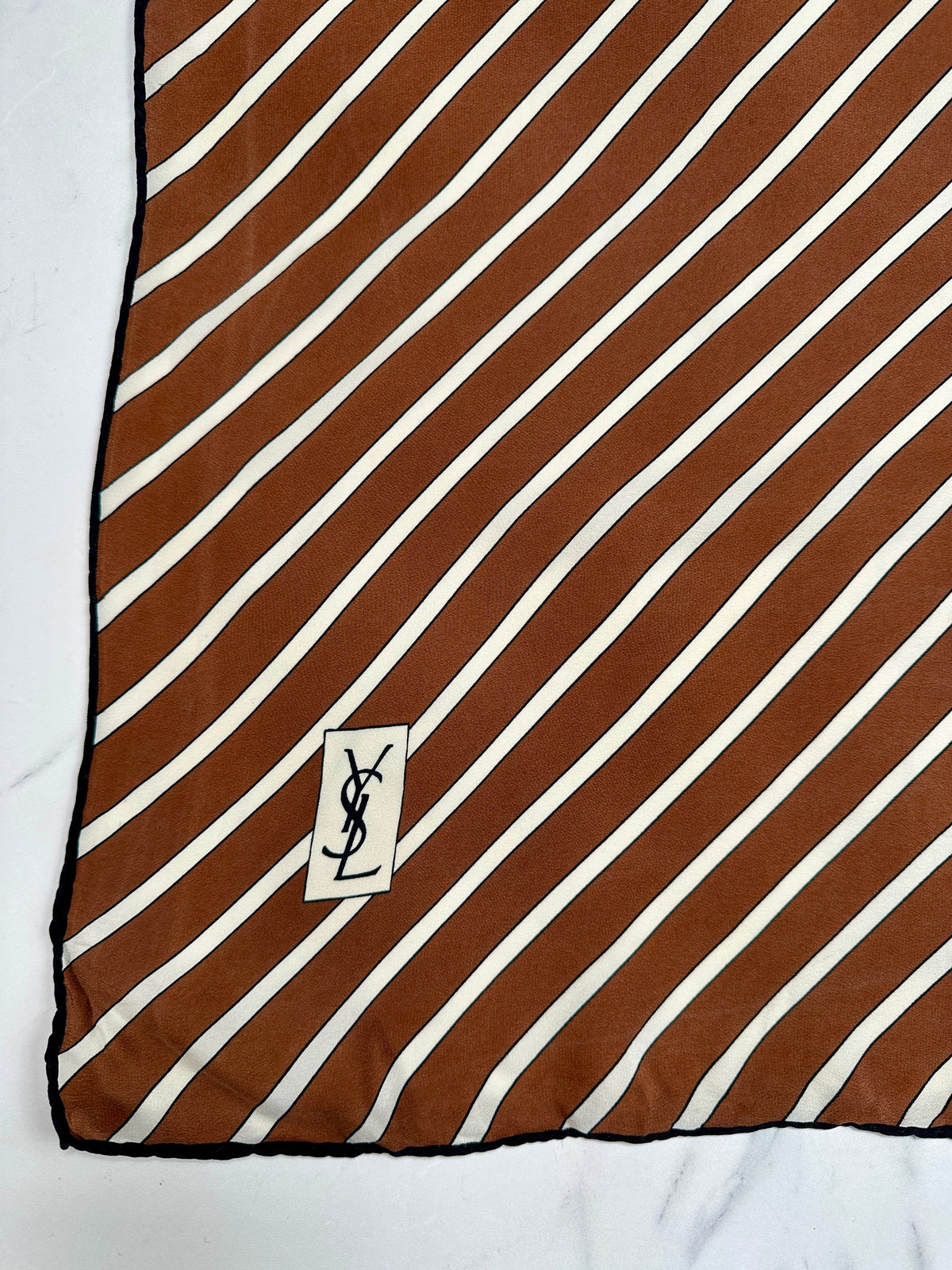 Foulard en soie vintage authentique Yves Saint Laurent marron et crème à motif rayé