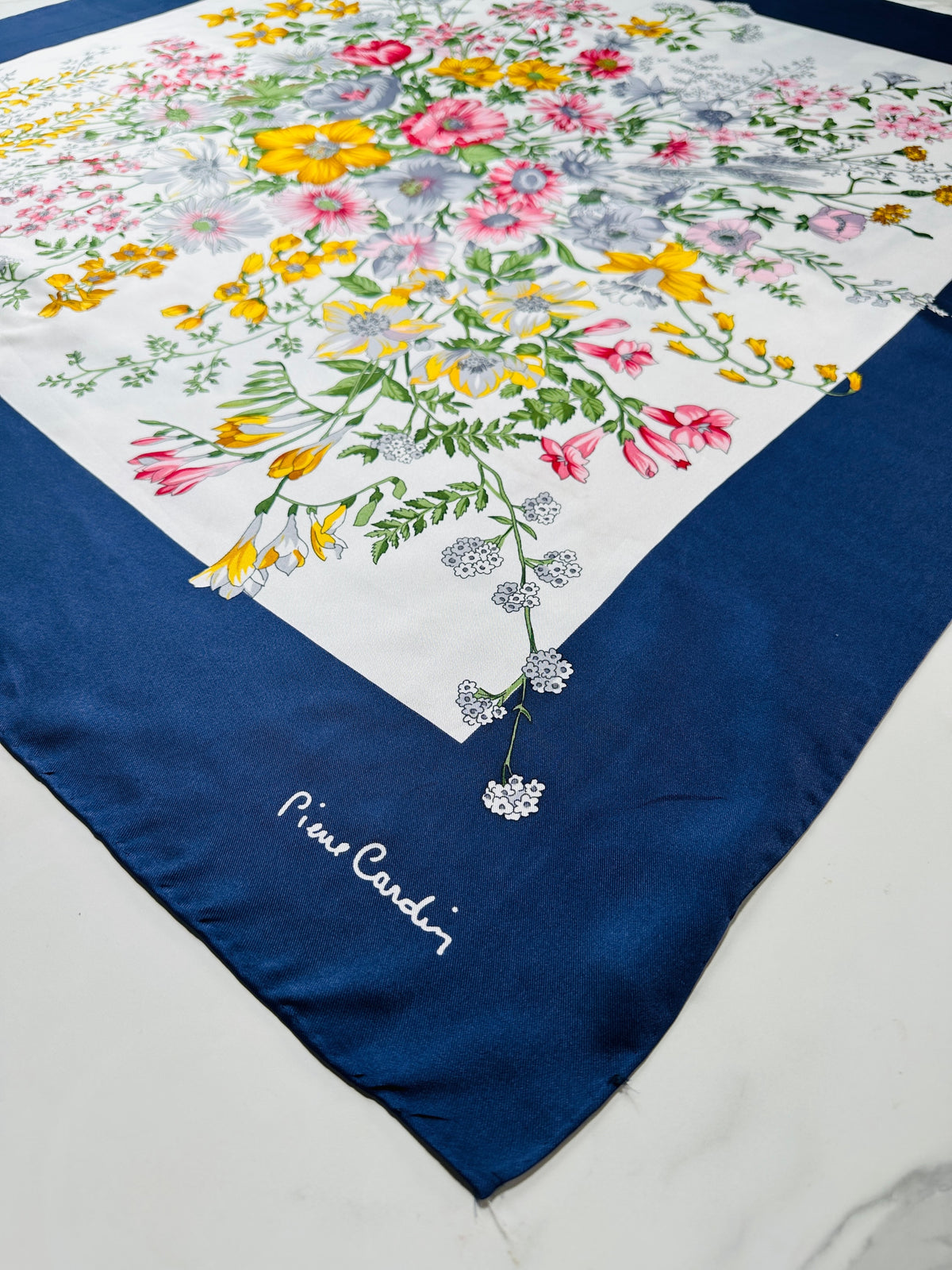 Grand foulard en soie Pierre Cardin bleu marine et blanc avec motif floral vintage authentique