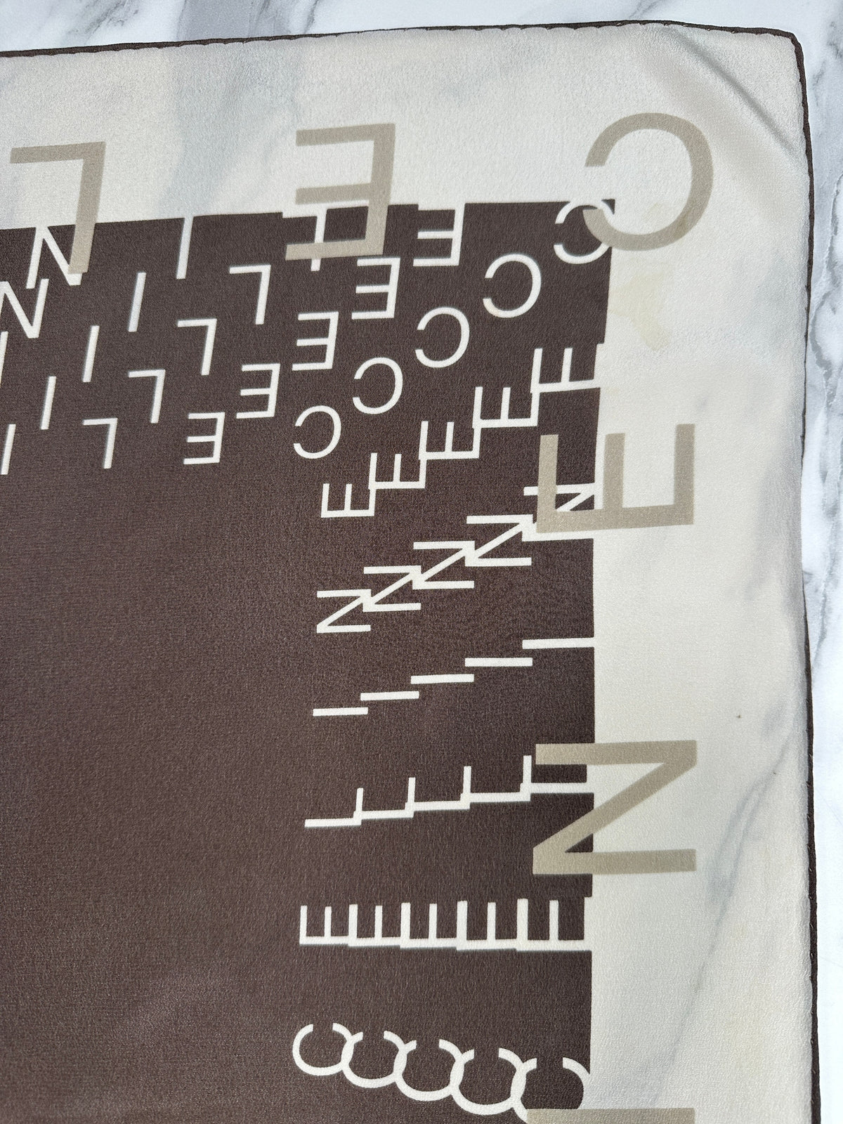 Foulard en soie Céline vintage authentique en marron et crème avec motif typographique