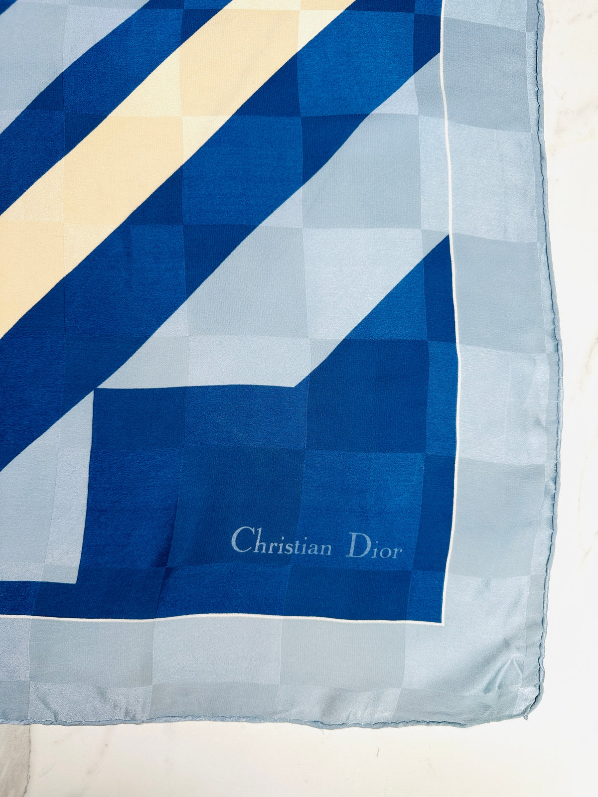 Carré Christian Dior en soie bleu et crème motif géométrique vintage authentique