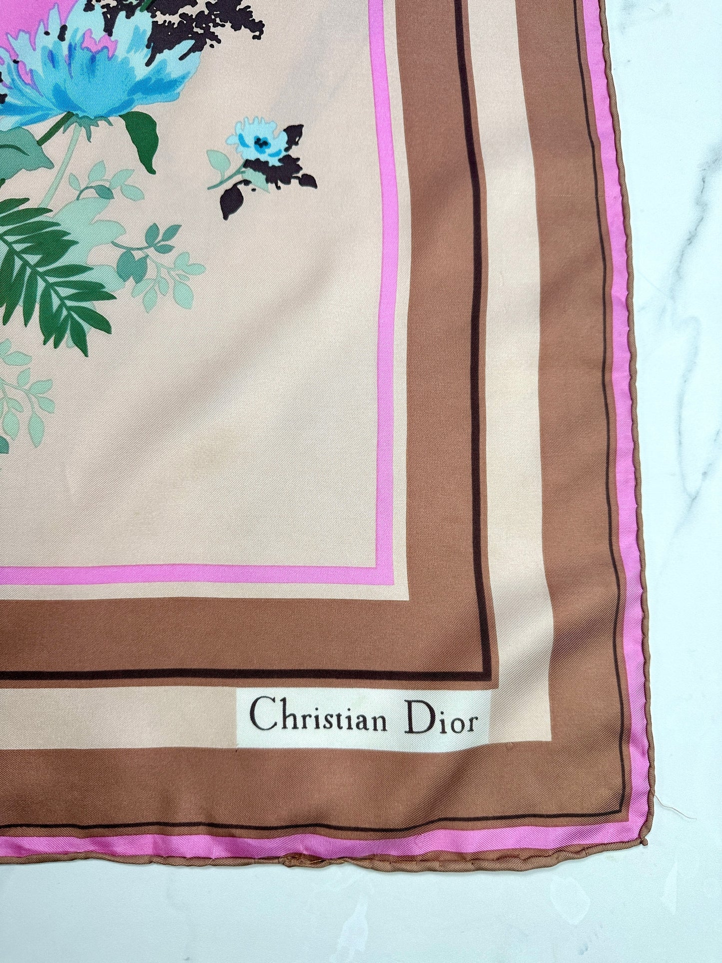 Carré Christian Dior en soie satinée beige et bronze motif floral vintage authentique