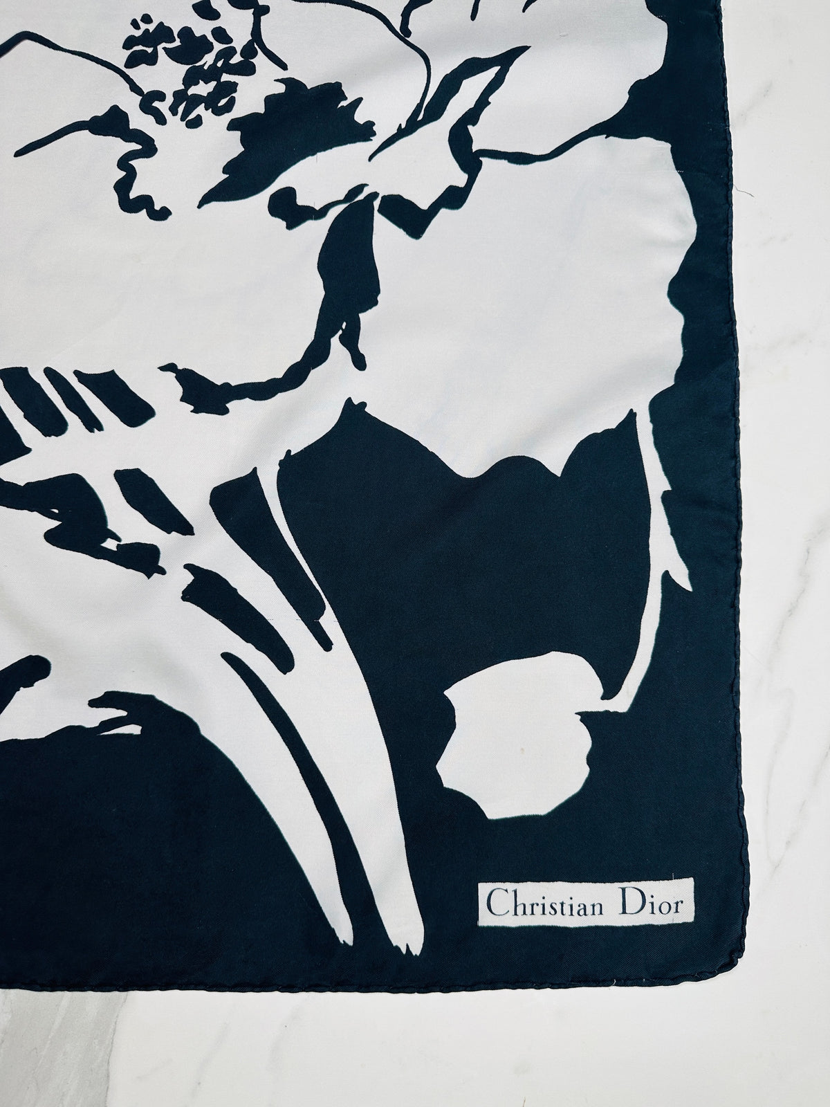 Foulard en soie satinée à motif floral noir et blanc Christian Dior vintage authentique