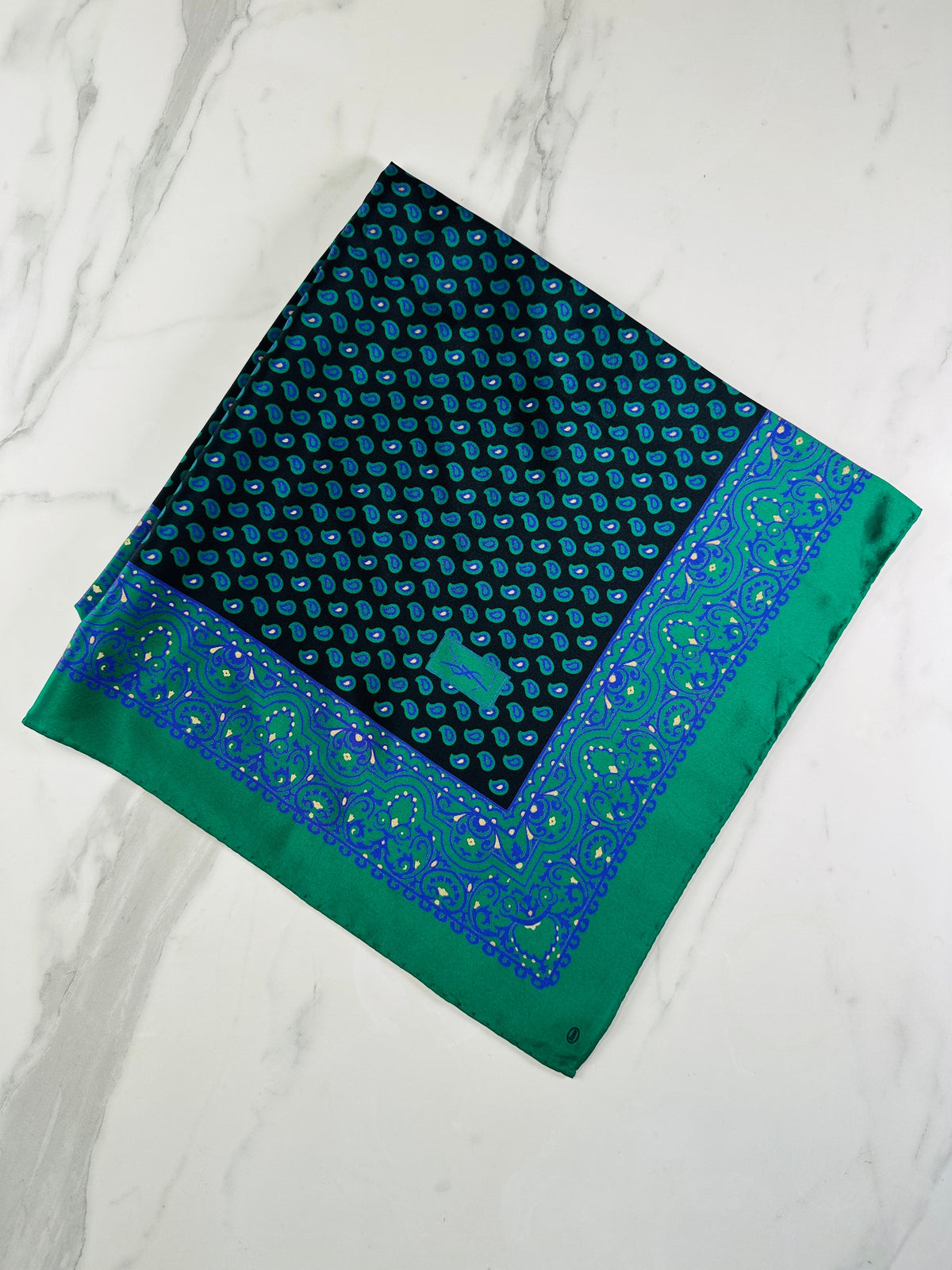 Foulard en soie vintage authentique Yves Saint Laurent vert et bleu à motif cachemire