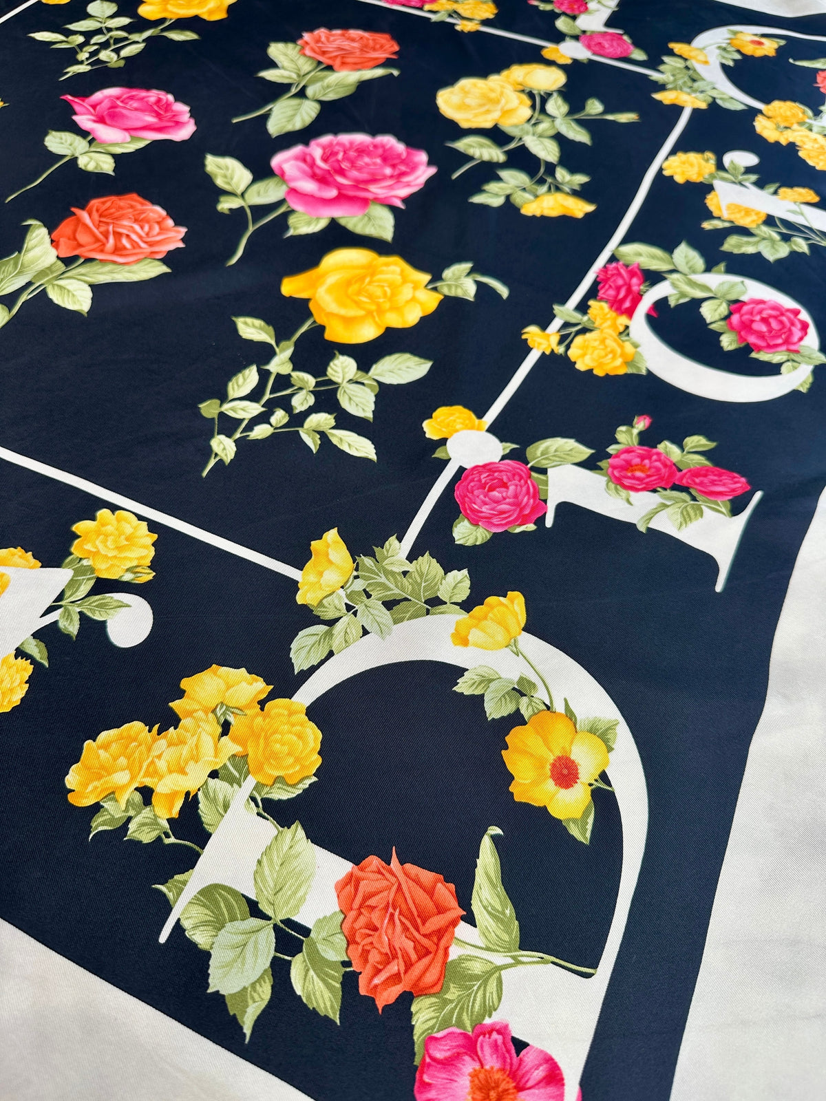 Foulard en soie noire à motif de roses Christian Dior vintage authentique