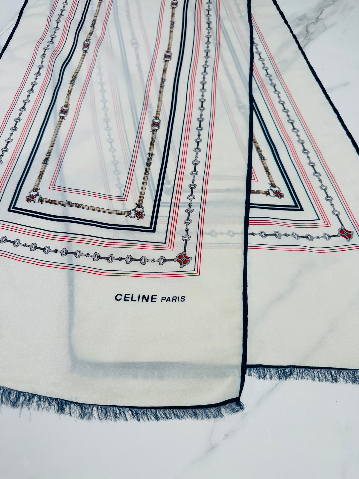 Foulard Céline Vintage Authentique en Crêpe de Soie Ivoire et Marine avec Motif Chaîne