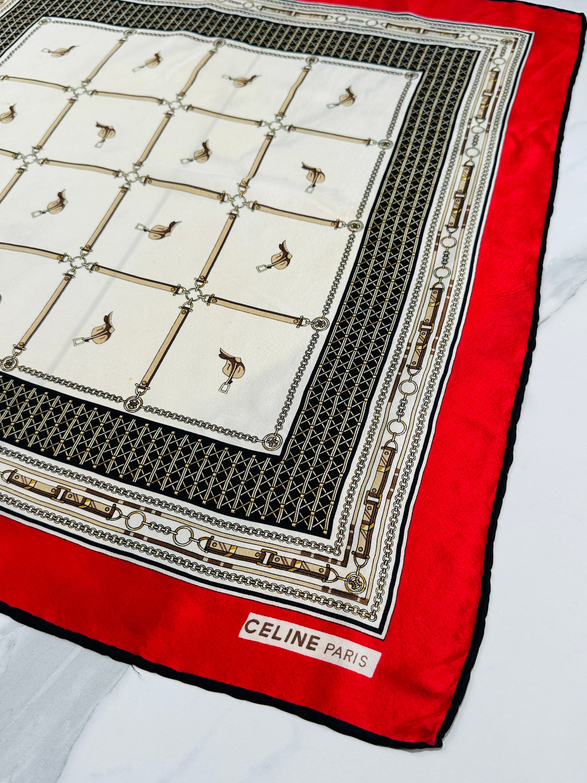 Foulard Céline Vintage Authentique en Soie Rouge et Crème à Motif Équestre