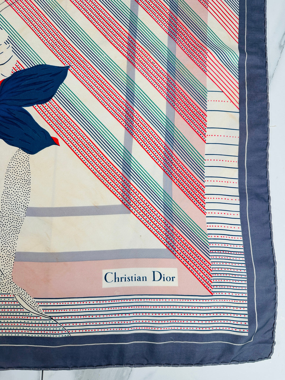 Carré Christian Dior en soie satinée bleu marine et rose motif floral vintage authentique