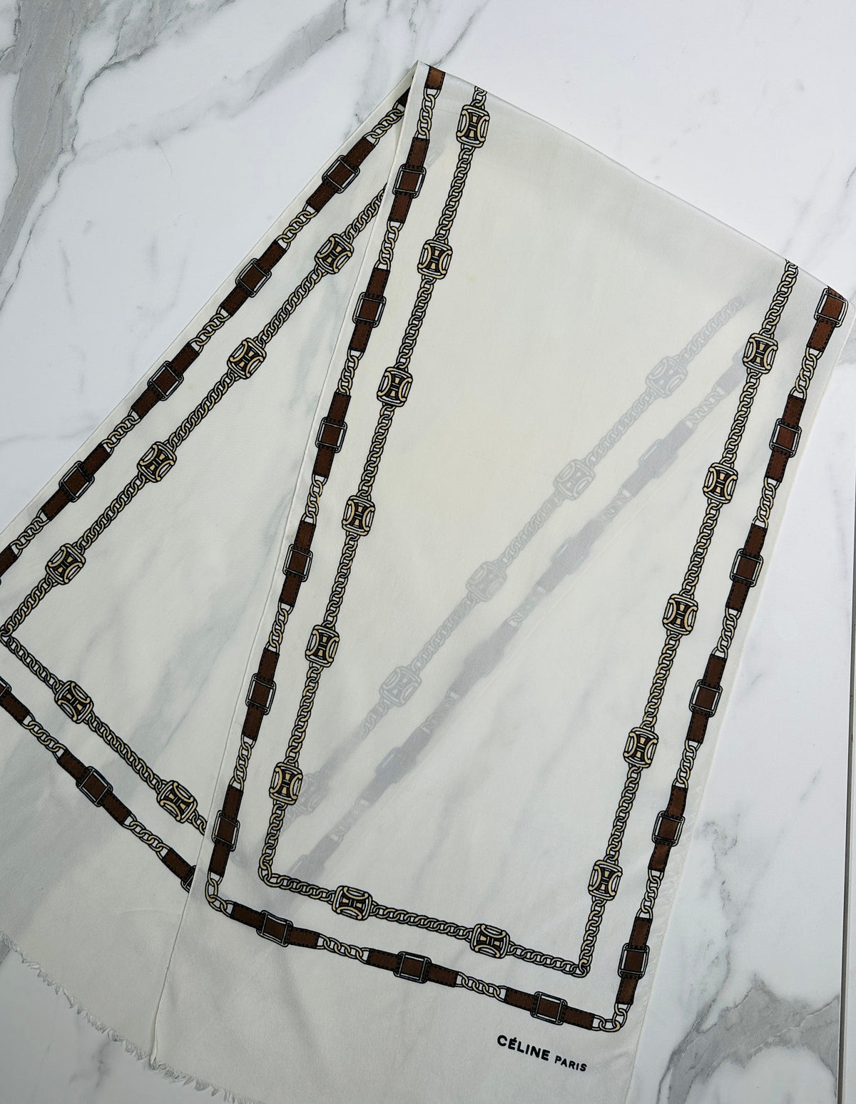 Foulard Céline en crêpe de soie crème et marron avec motif chaîne vintage