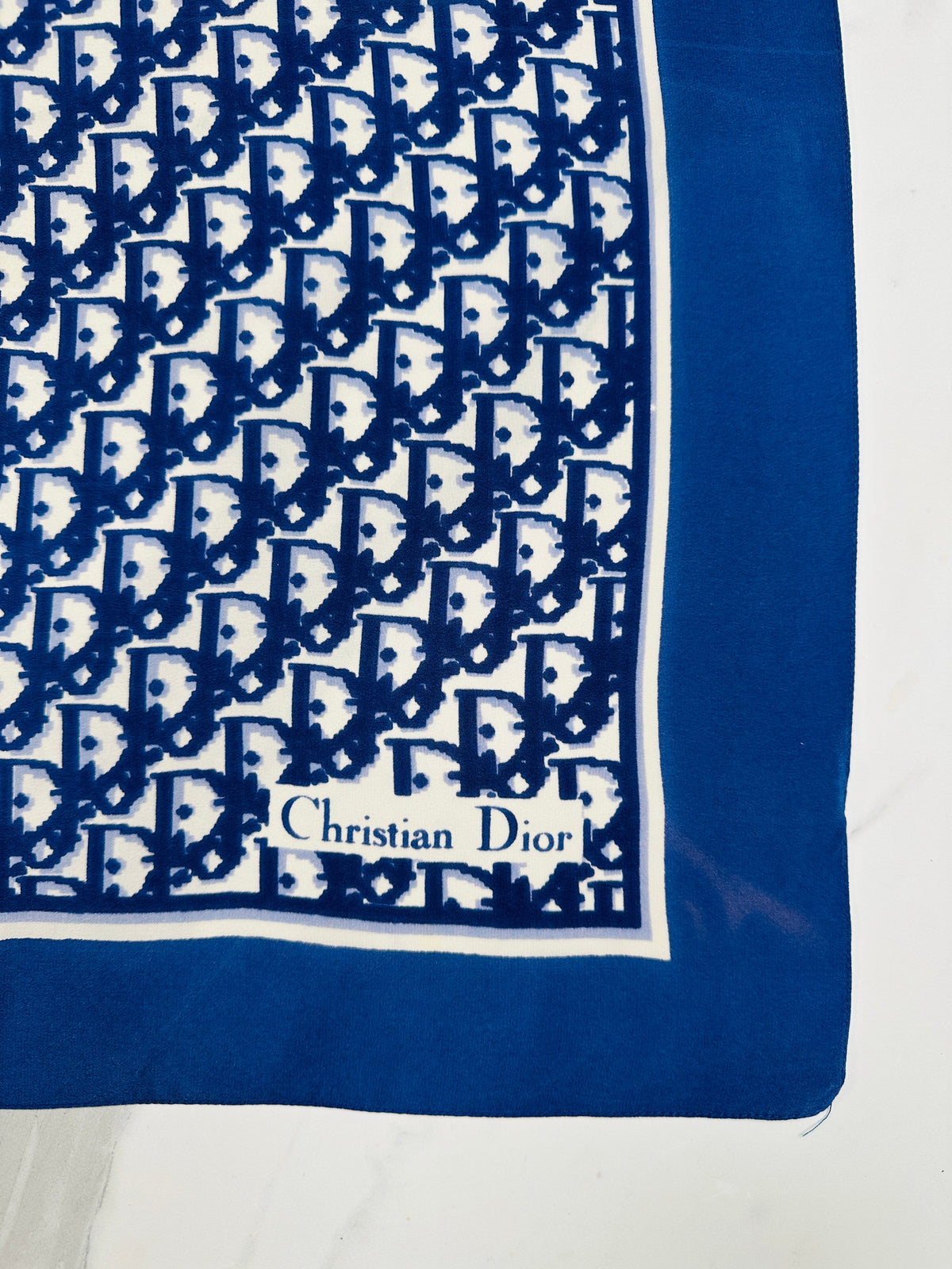 Foulard Vintage Authentique Christian Dior en Soie avec Motif Monogramme Bleu Marine et Blanc