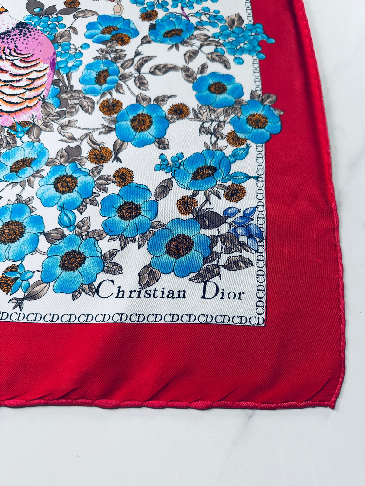 Grand foulard Christian Dior en soie rouge et blanche avec motif floral vintage authentique