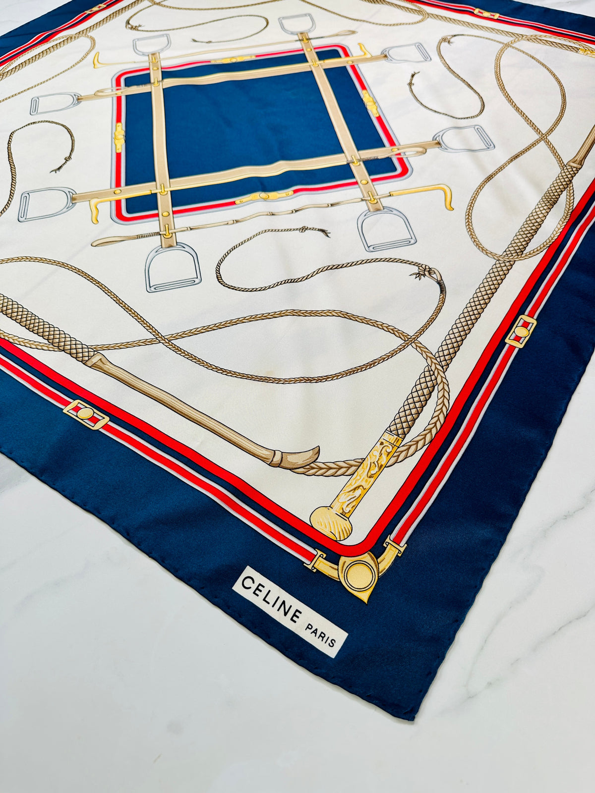 Foulard Céline Vintage Authentique en Soie Marine et Crème à Motif Équestre