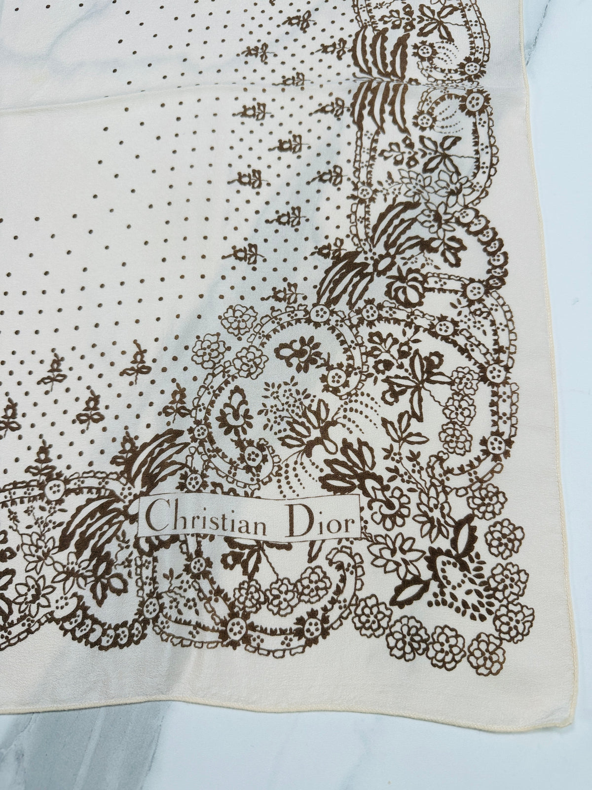 Carré Christian Dior en crêpe de soie ivoire et marron motif floral vintage authentique