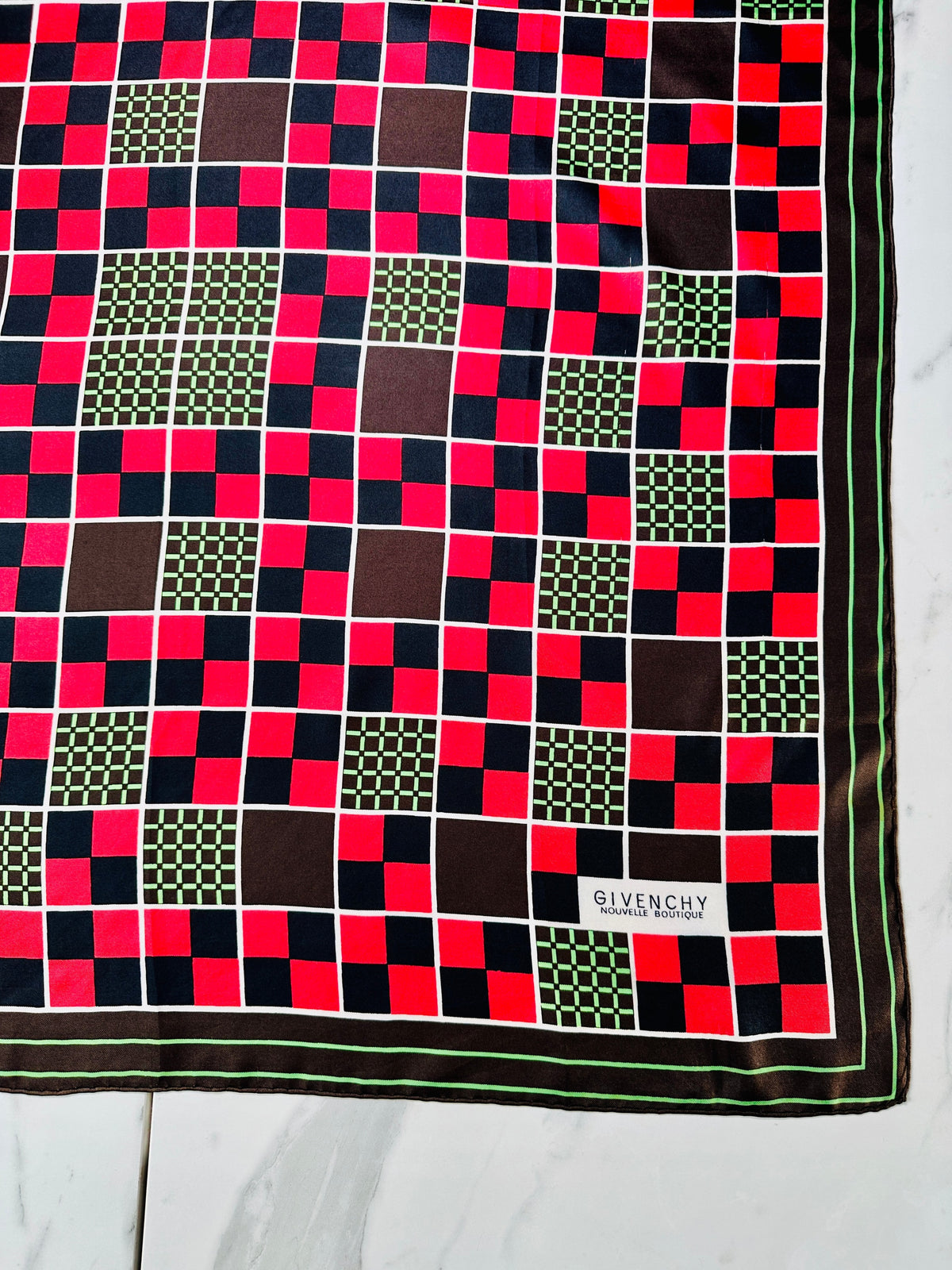 Foulard en soie vintage authentique Givenchy à motif géométrique marron, vert et rouge